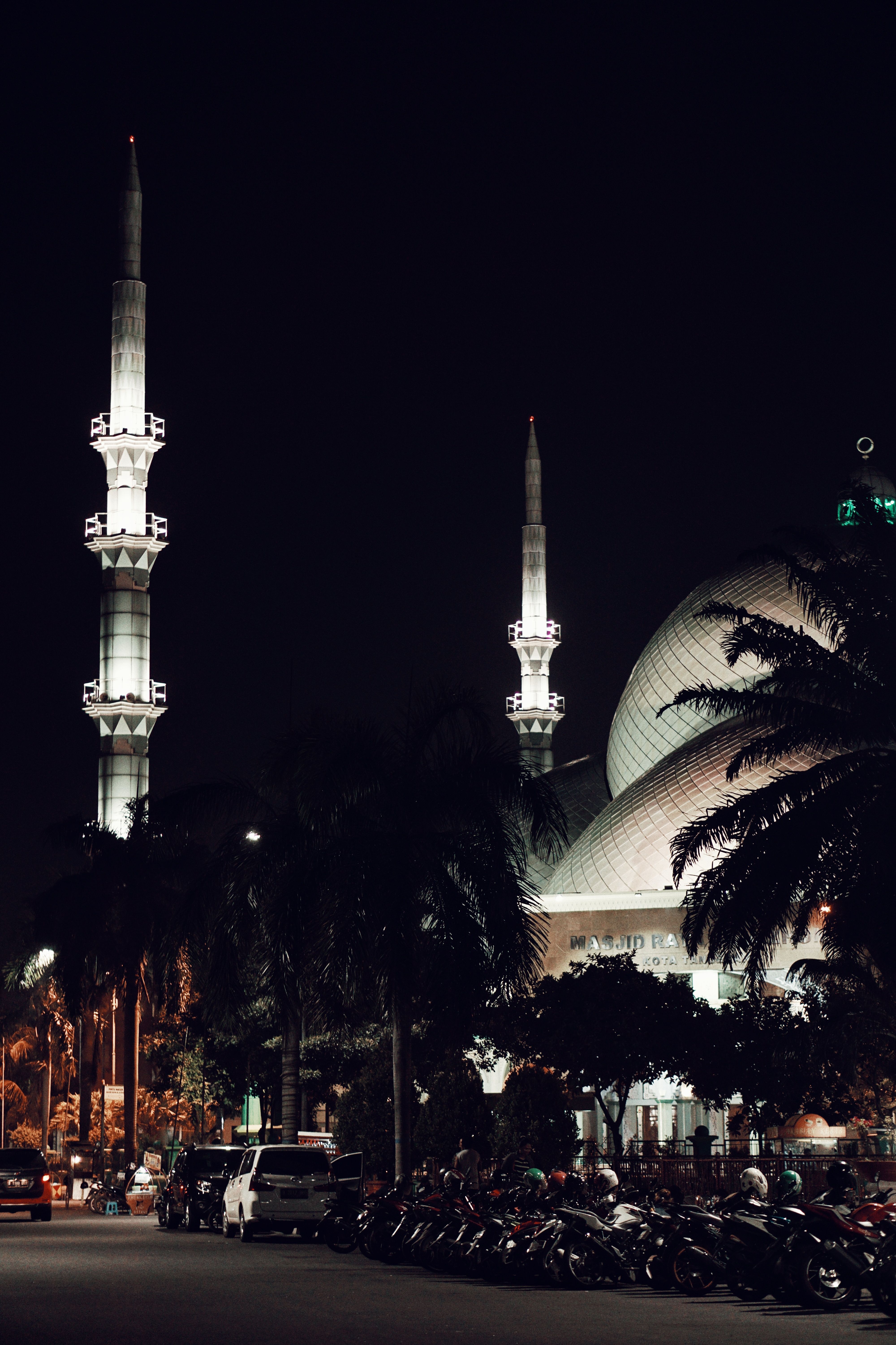 4000x6000 Minarets Lit Up at Night · Free