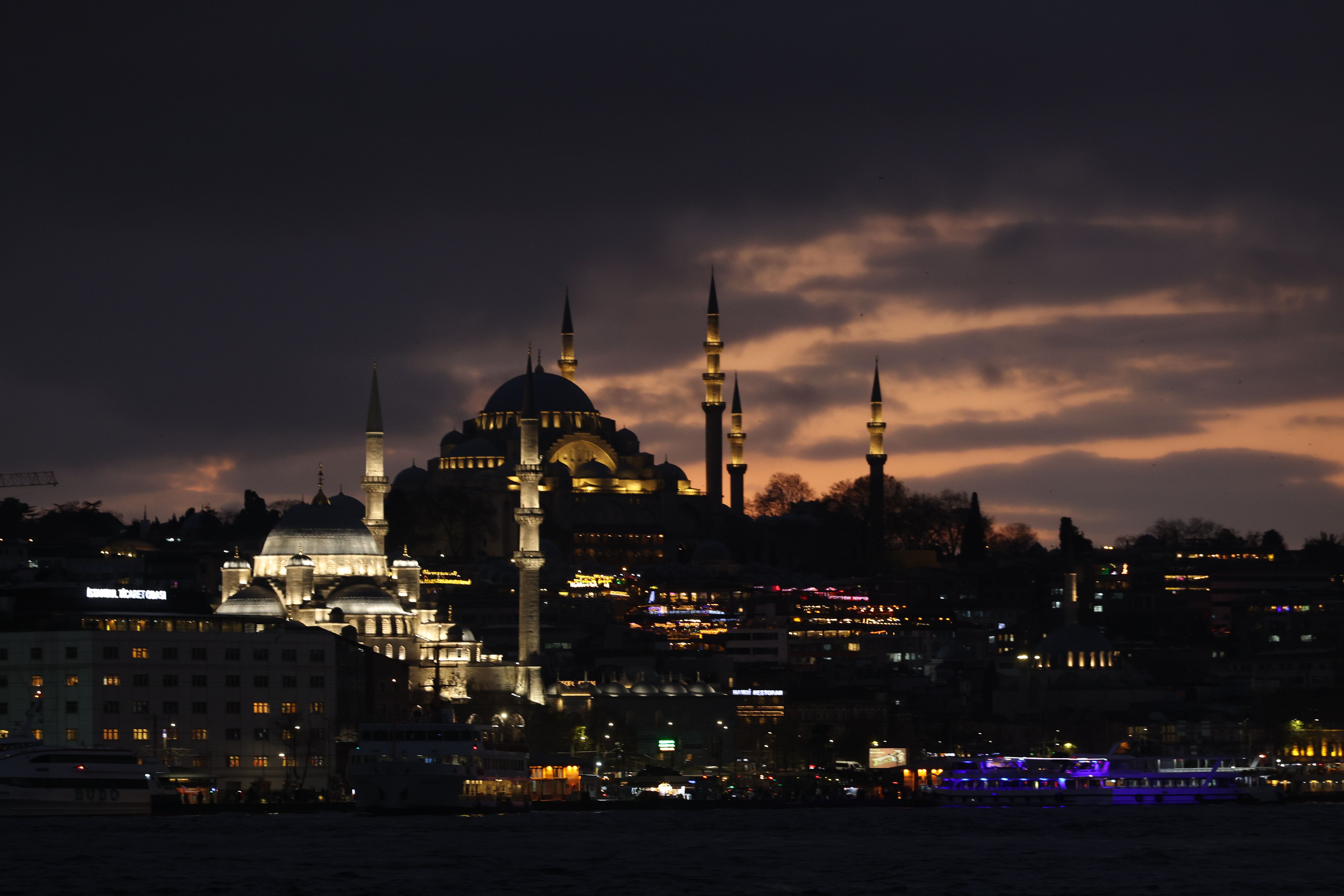 6000x4000 Sultan Ahmed Mosque Illuminated at Dusk in Istanbul · Free