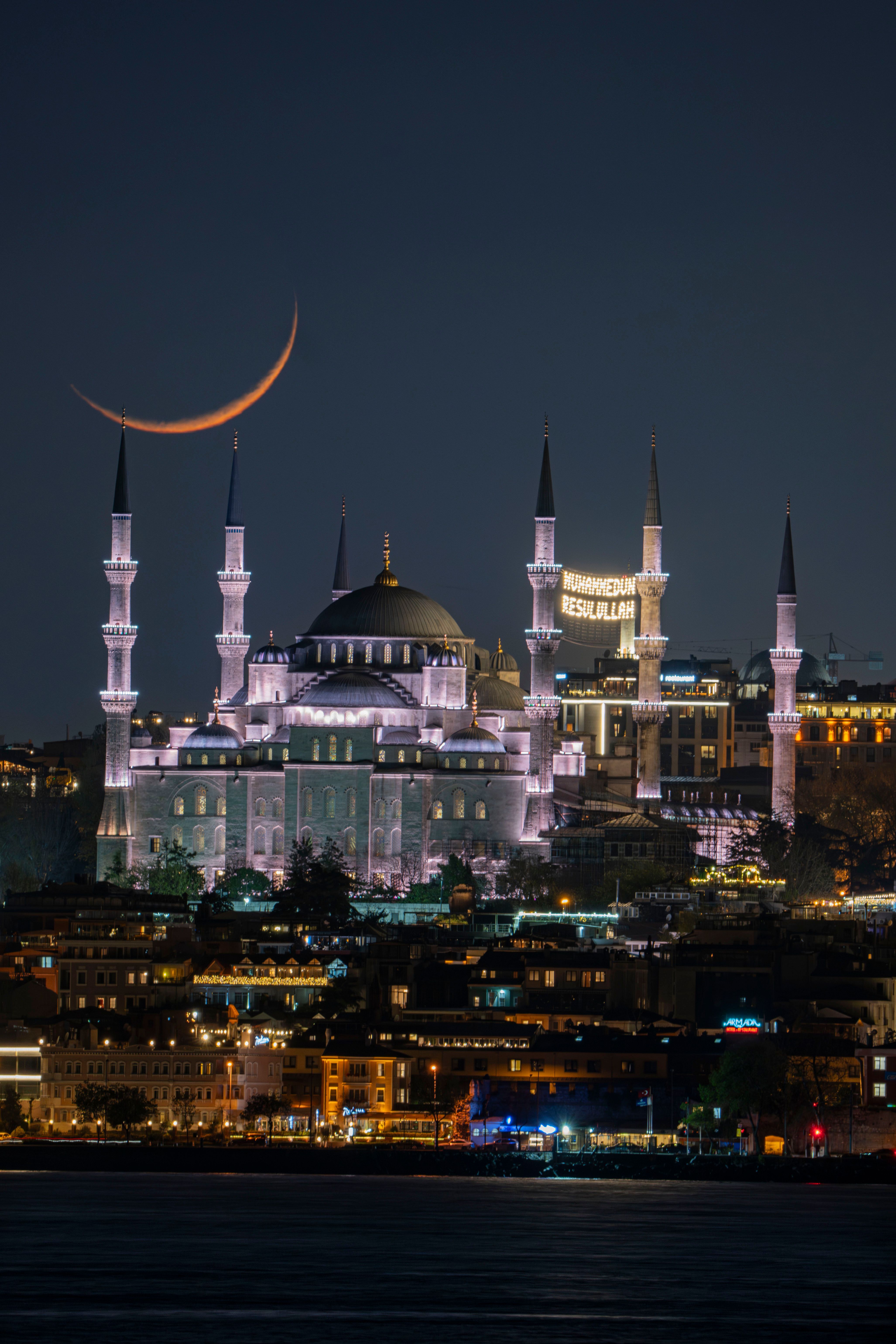 4107x6160 Illuminated Mosques in Istanbul at Night · Free