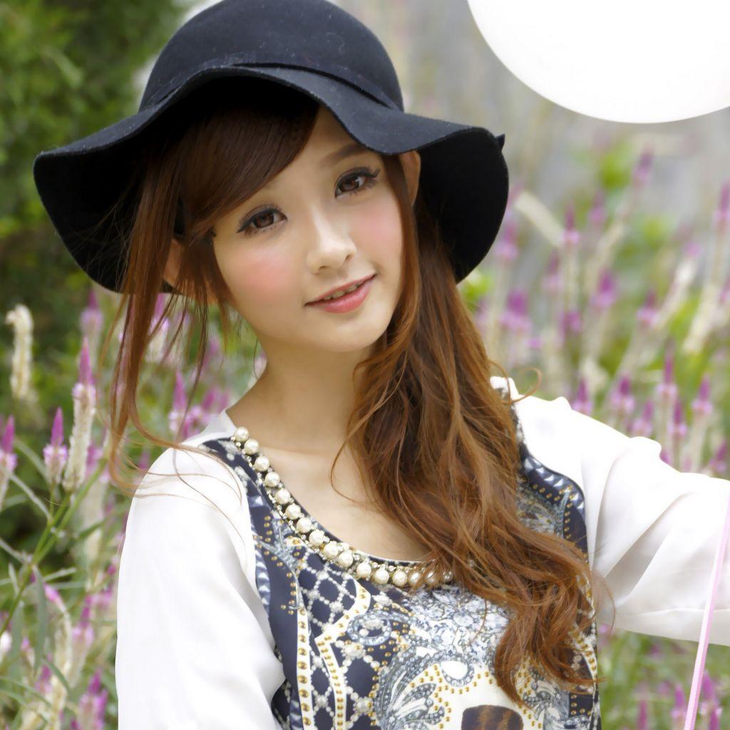 1024x1024 Sweet Girls Wallpaper