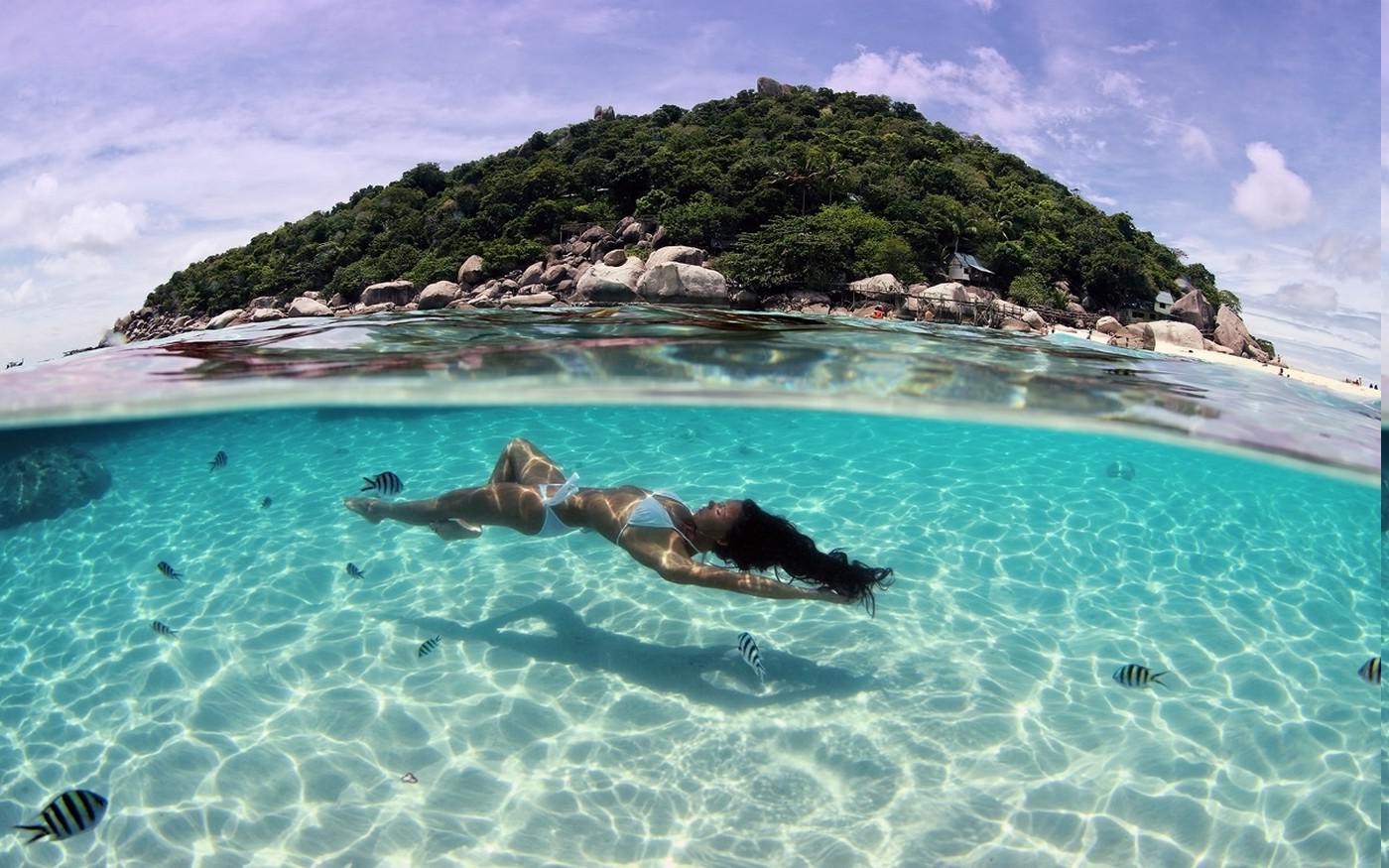 1400x875 Woman on the beach in Thailand