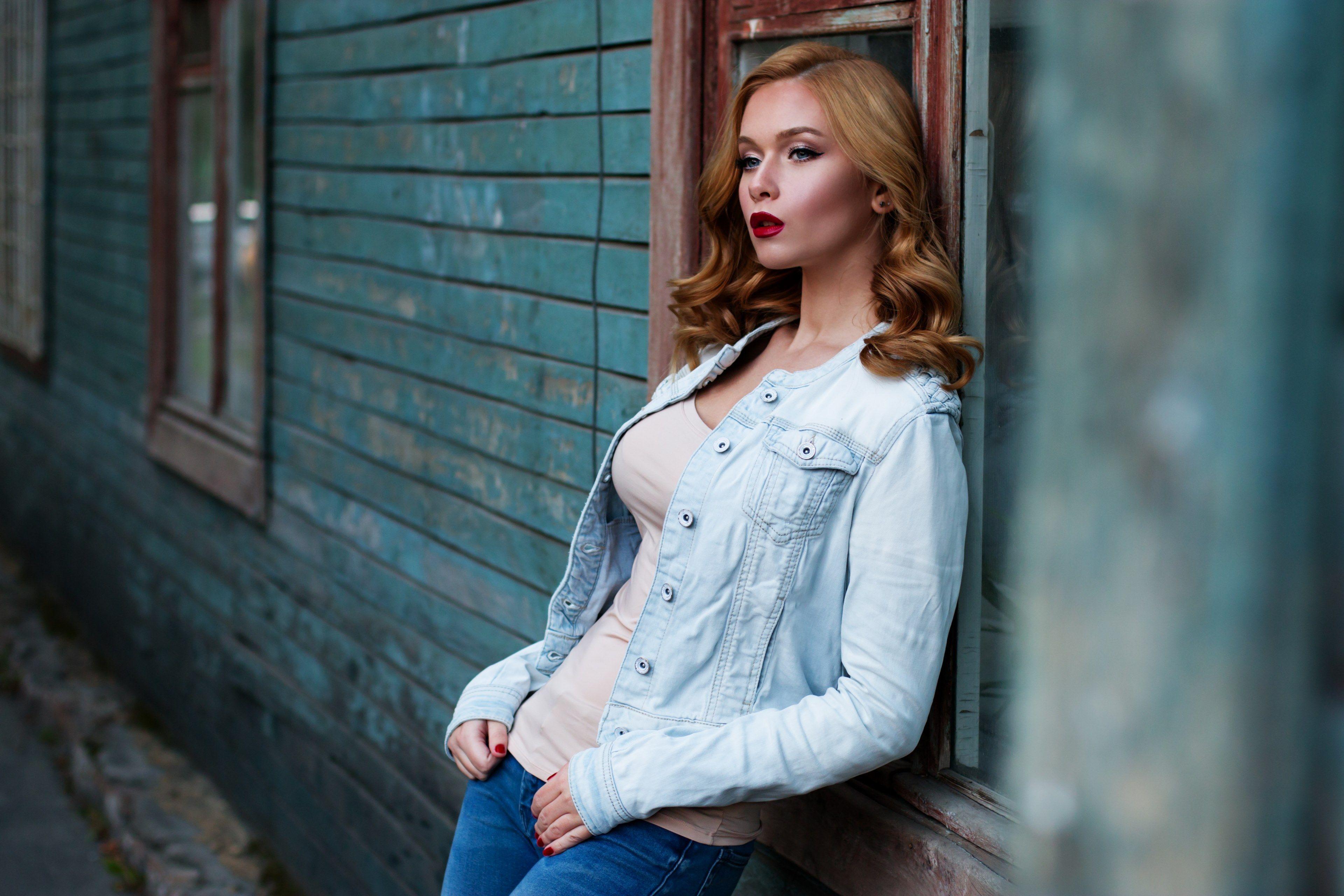 3840x2560 girl #red hair #makeup #wooden wall #loft #russian 4k wallpaper