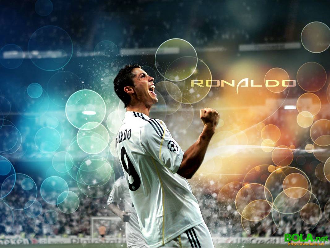 1067x800 Cristiano Ronaldo Football Wallpaper