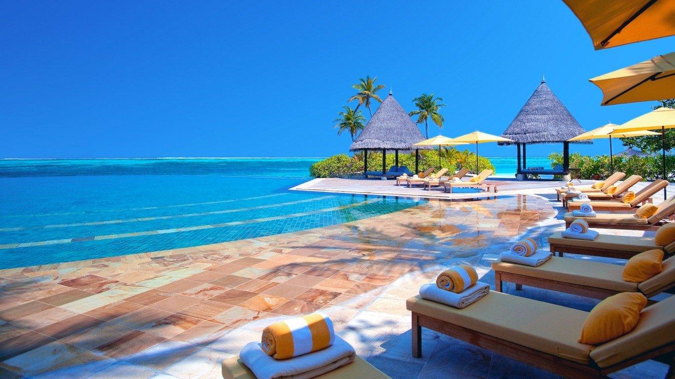 1366x768 Maldives Resort Wallpaper