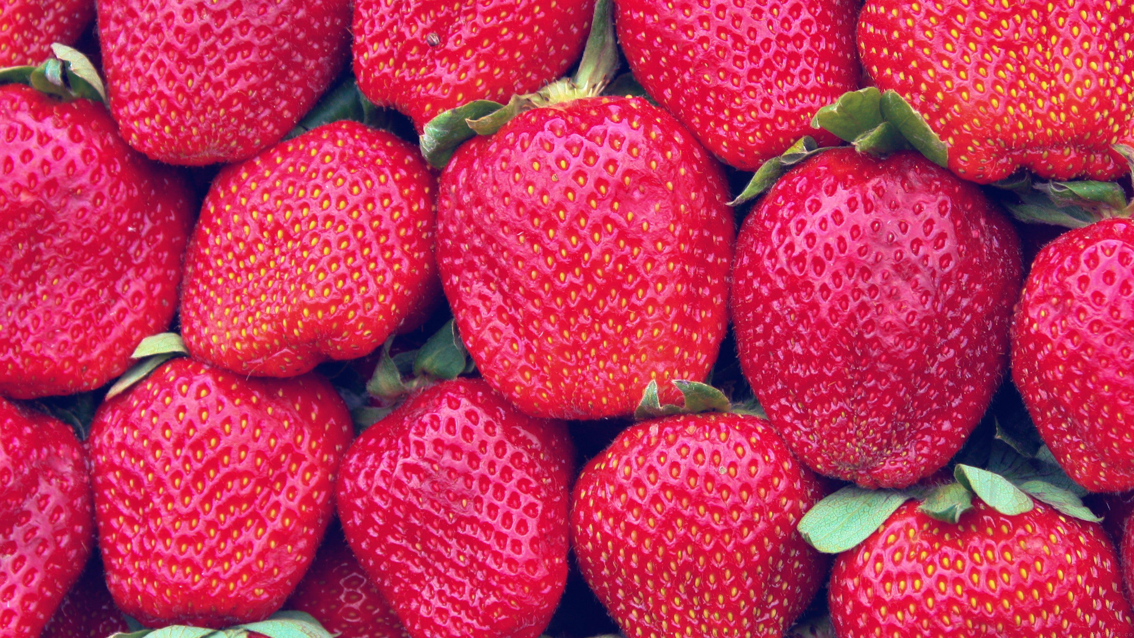 3840x2160 Strawberry Spring Fruit Pattern