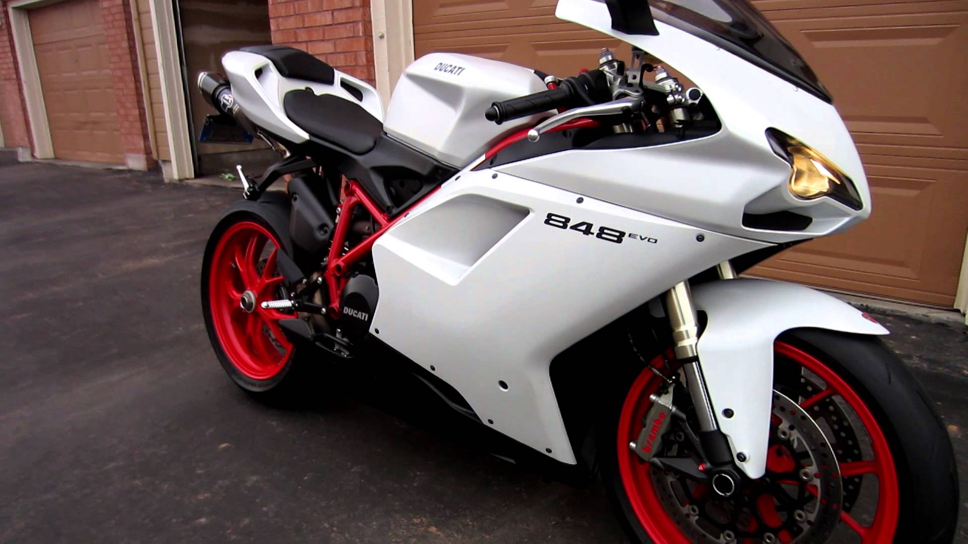Красно белый мотоцикл. Ducati 848 EVO. Ducati 848 белый. Мотоцикл Дукати 848. Ducati 848 EVO красный.