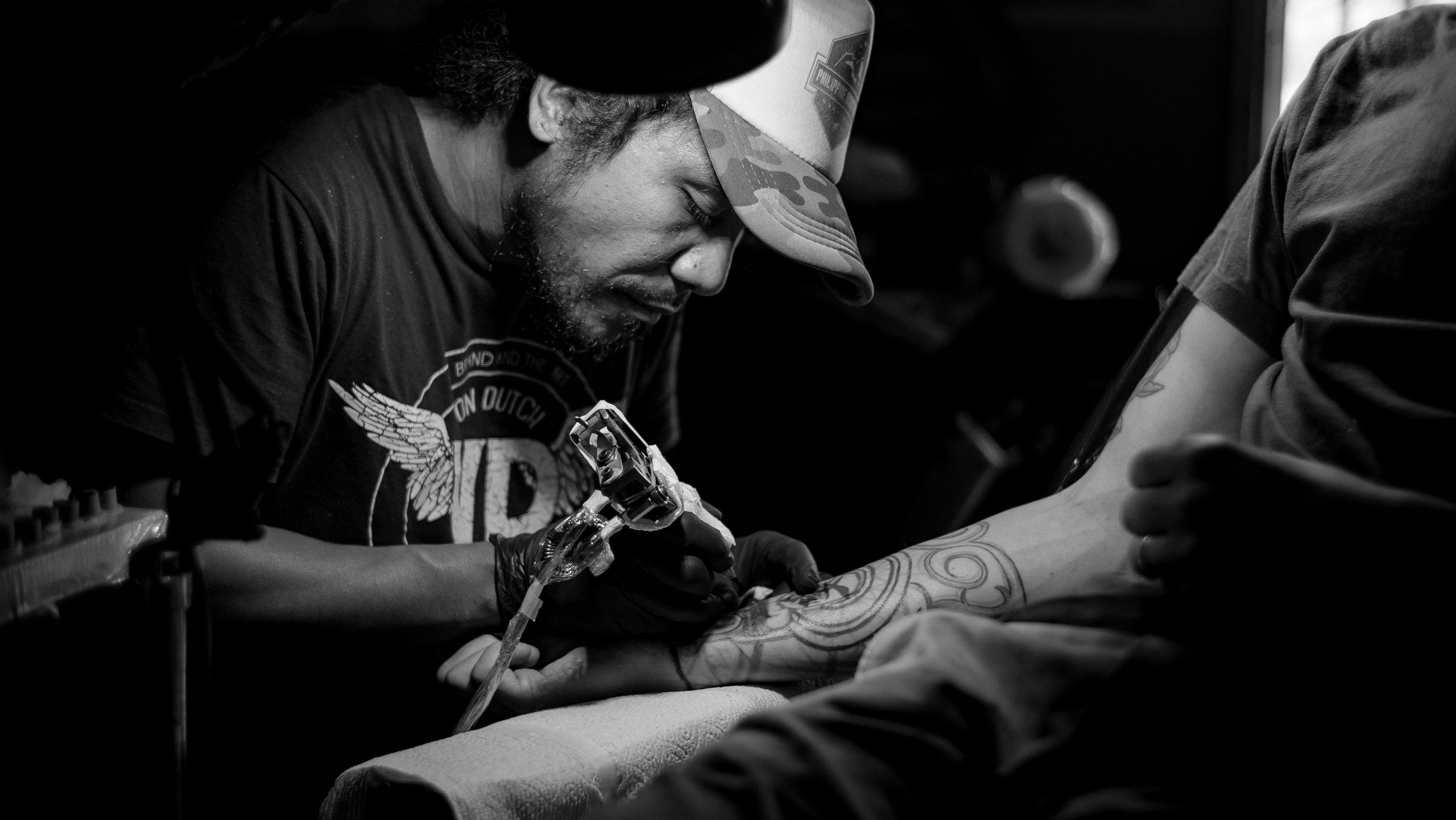 Tattoo machine  Tatuagens de fotografia Curso de tatuagem Fotografia de  estúdio
