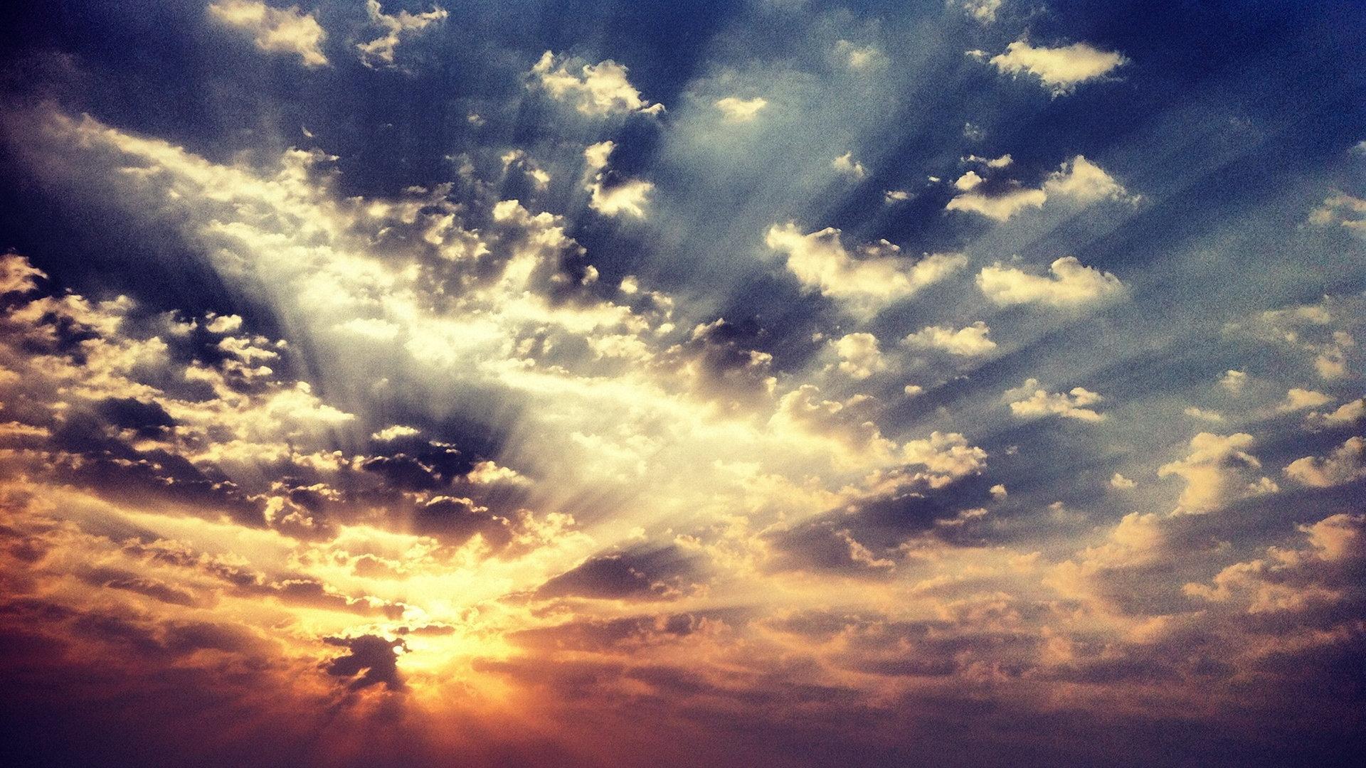 Hình nền động bầu trời với những hình ảnh lung linh của đám mây và ánh nắng chớm trên đất trời sẽ giúp cho nhữnggiây phút trên máy tính của bạn trở nên tuyệt vời hơn và tạo tạo ấn tượng đó để khoe với bạn bè của bạn.
