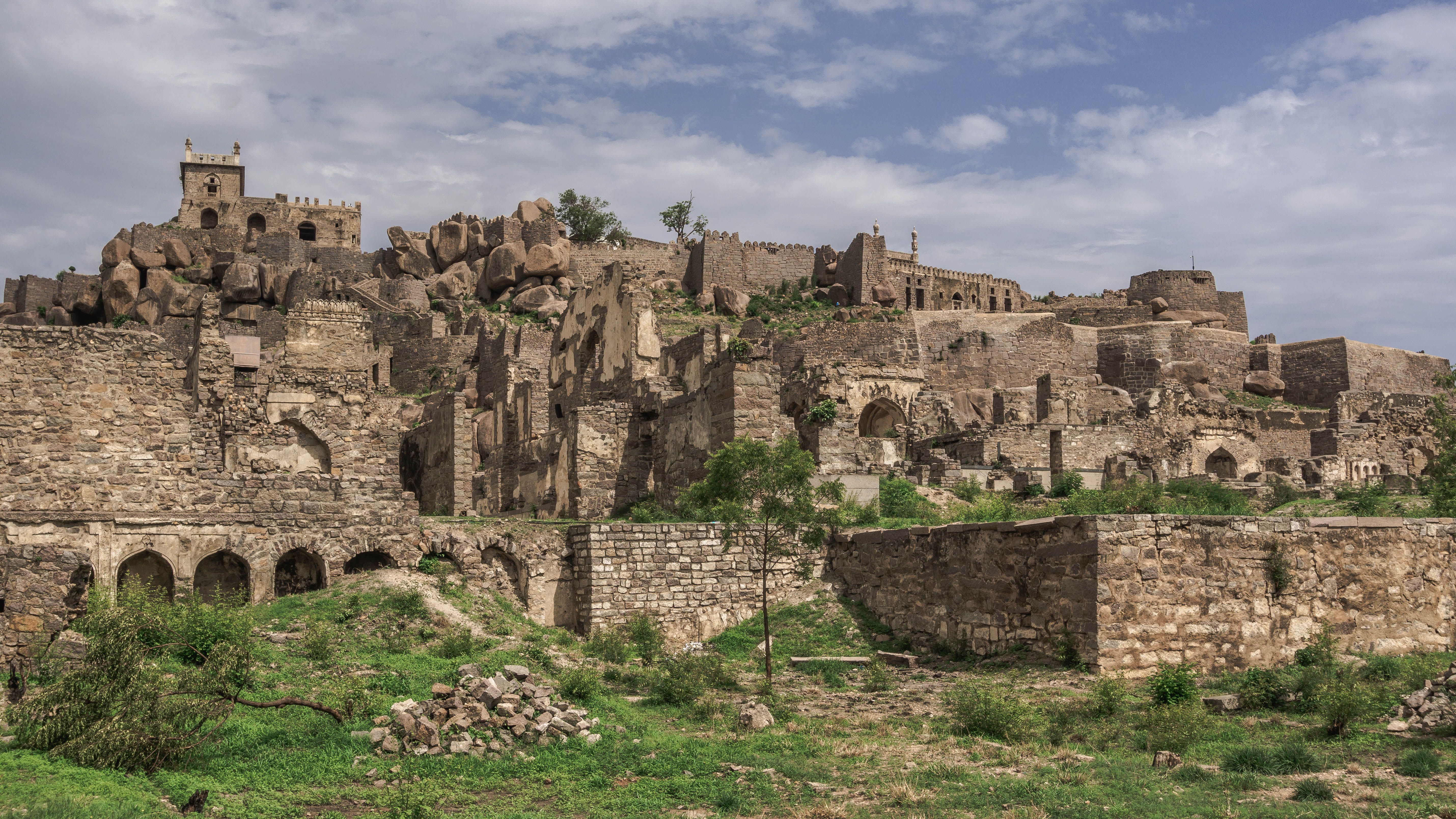 5719x3217 Historic Golconda Fort under a Clear Blue Sky · Free