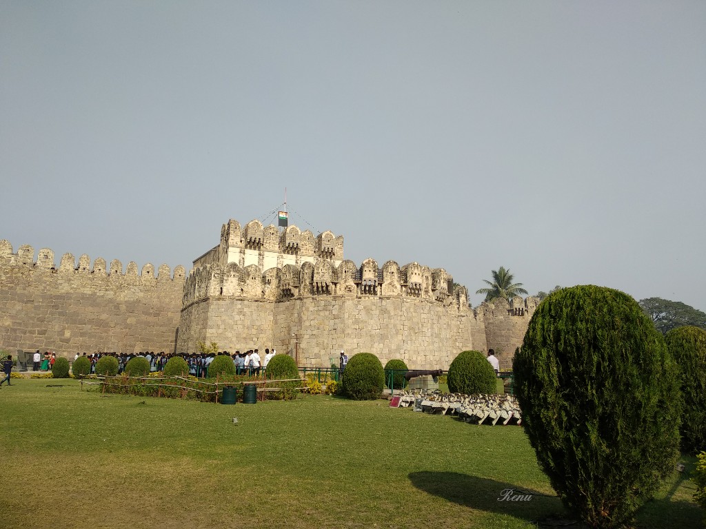 1024x768 Golconda fort front