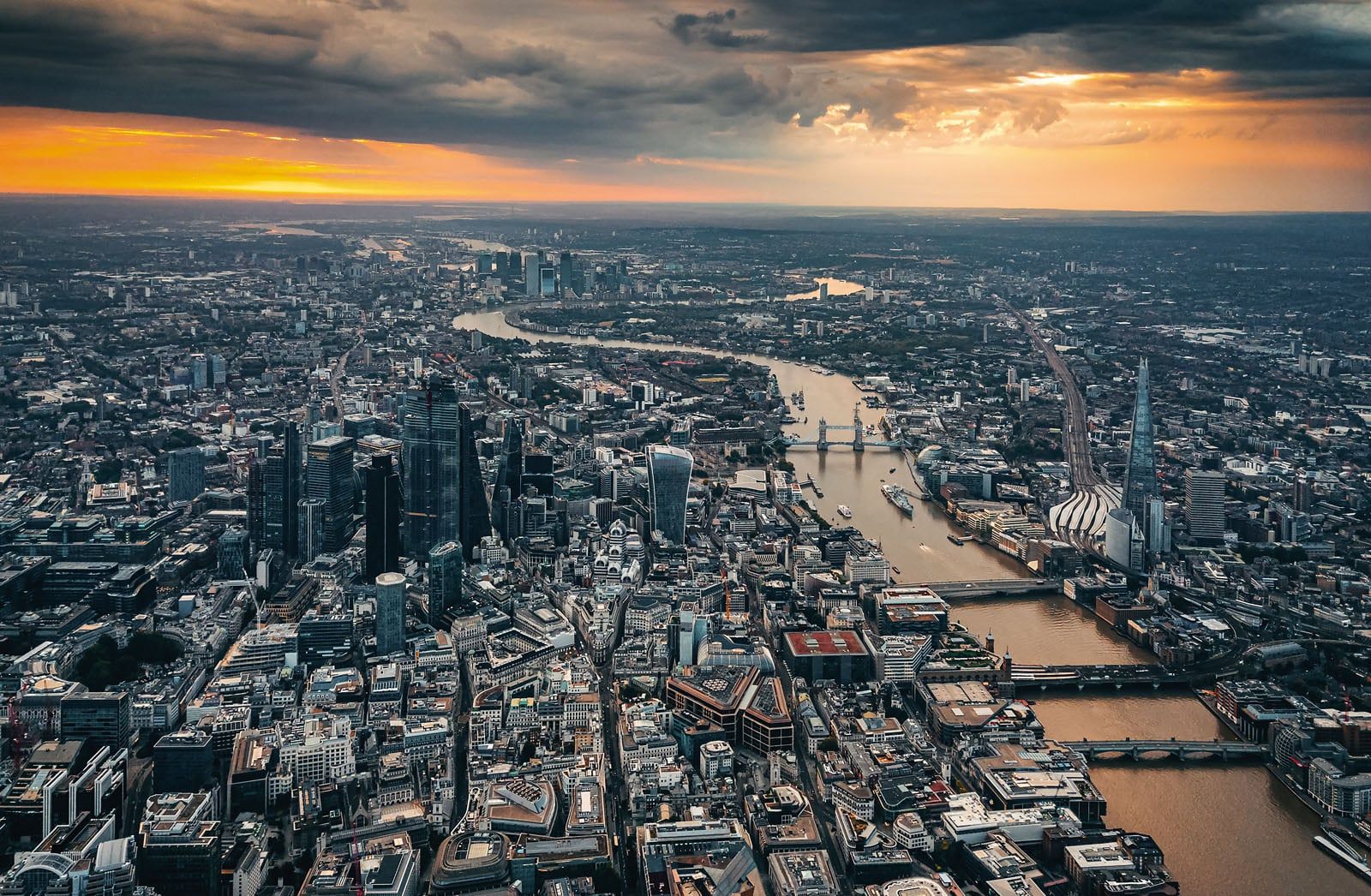 1600x1046 Photographer Captures 'Cyberpunk' and 'Gotham' in the City of London