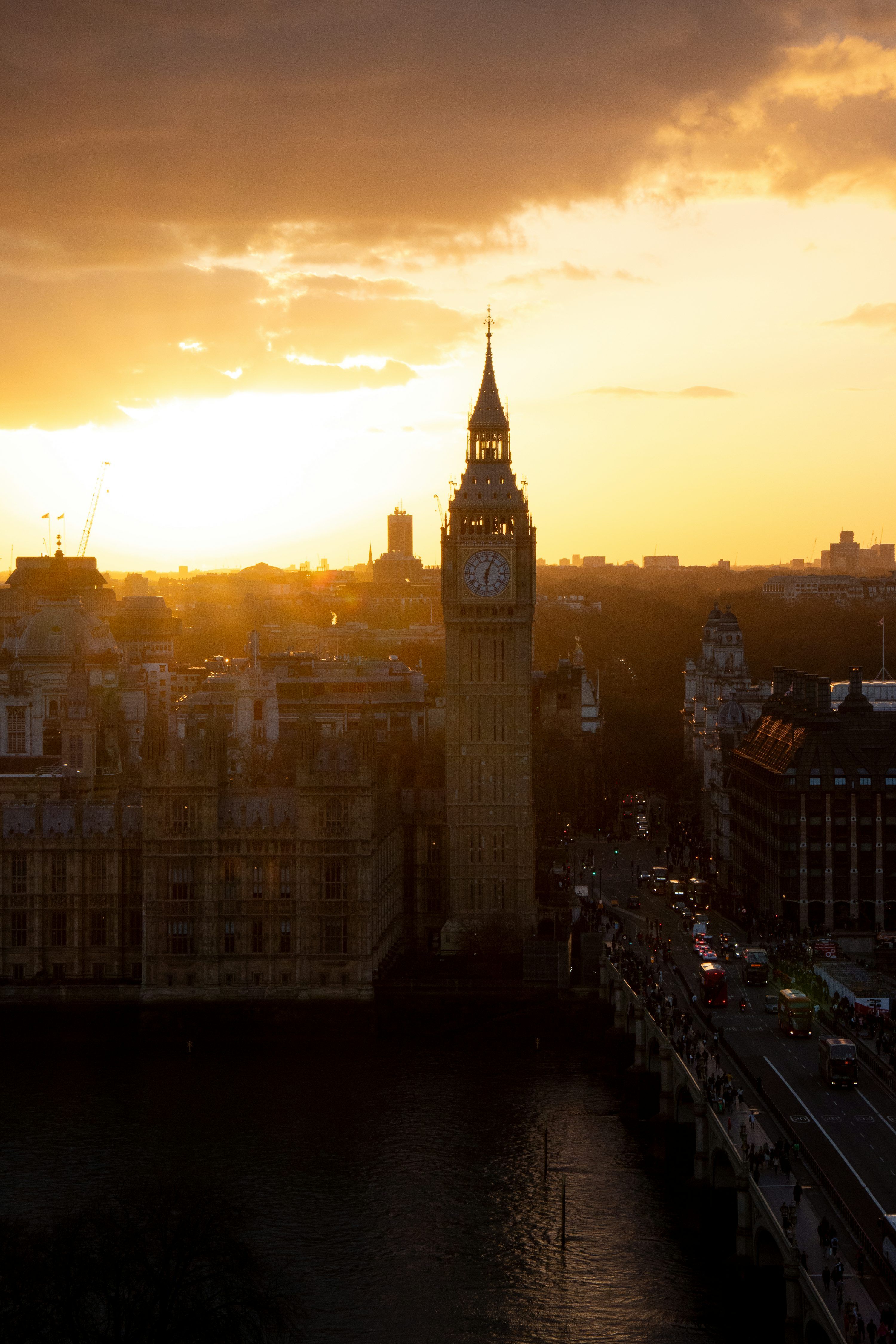 3000x4500 The sun is setting over the city of london photo