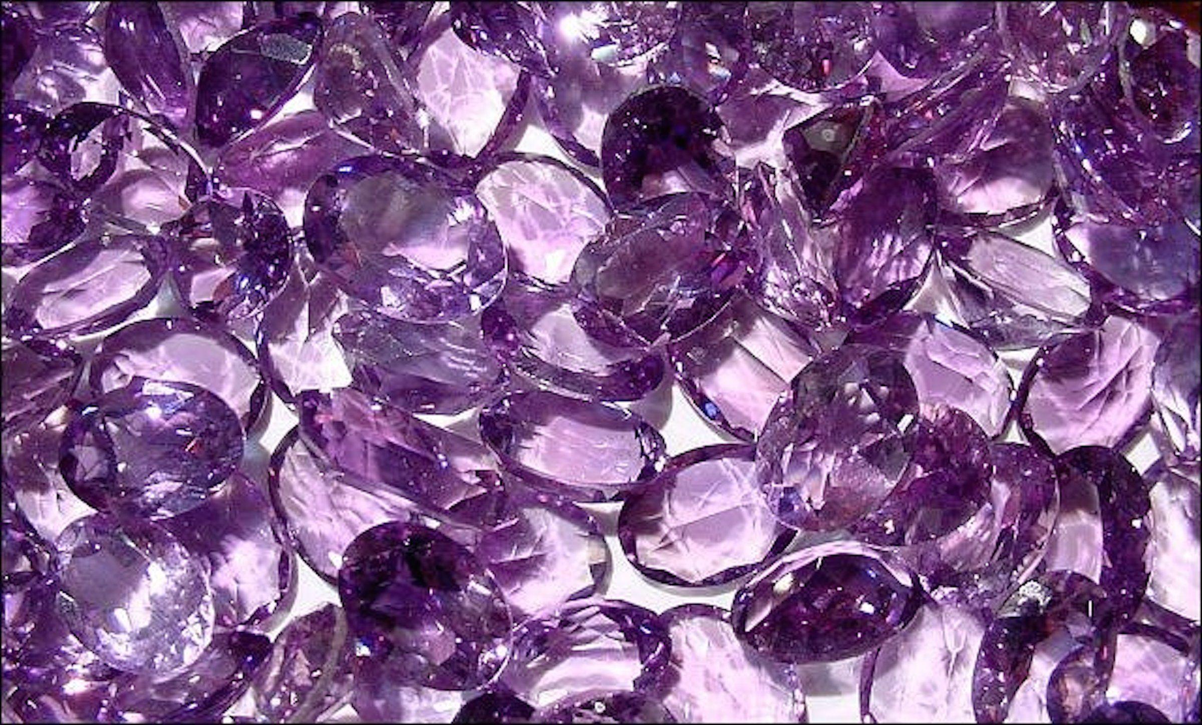 Кристаллы темно фиолетового цвета марганец