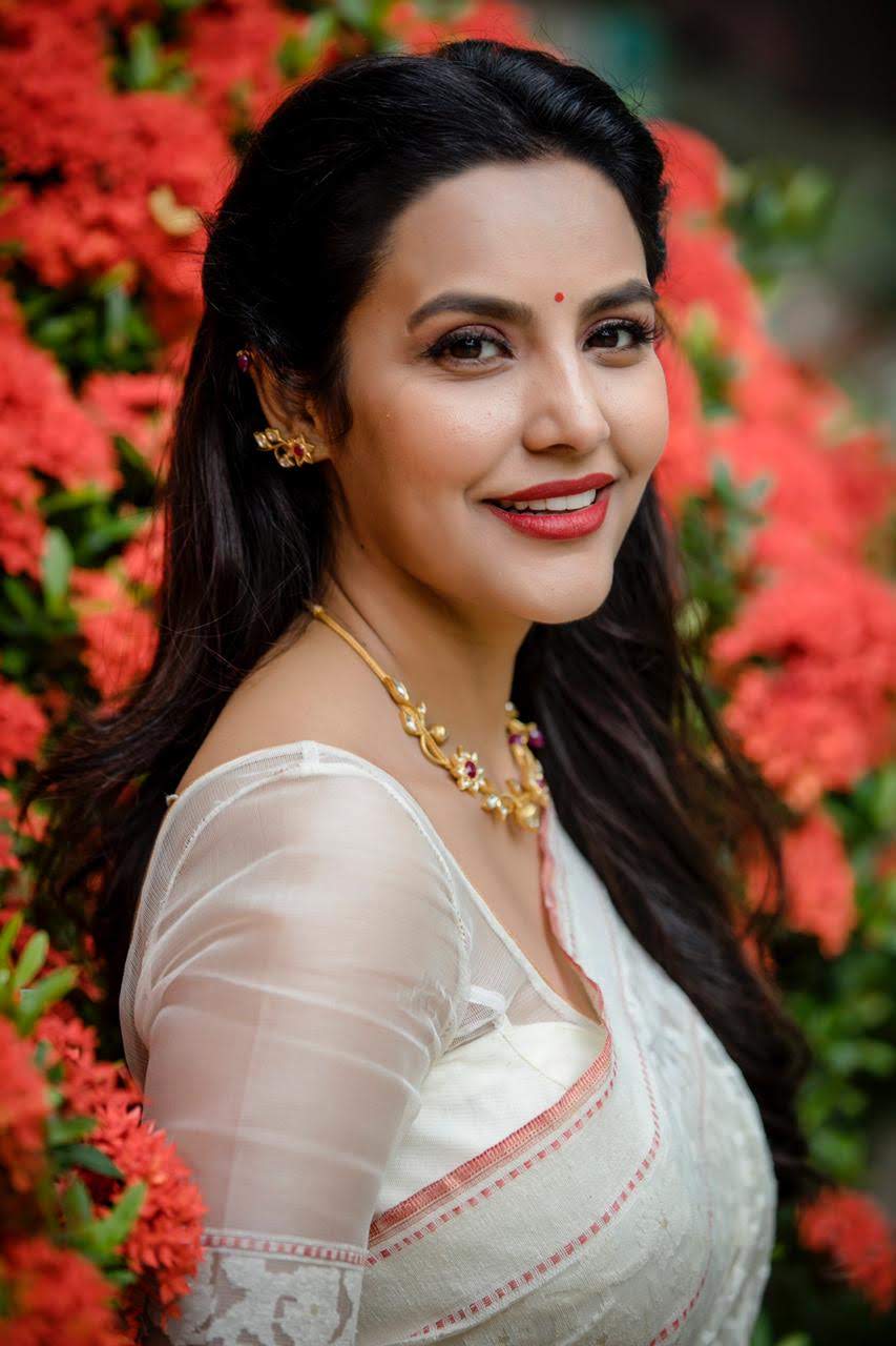 853x1280 Priya Anand latest HD photo Live Cinema News