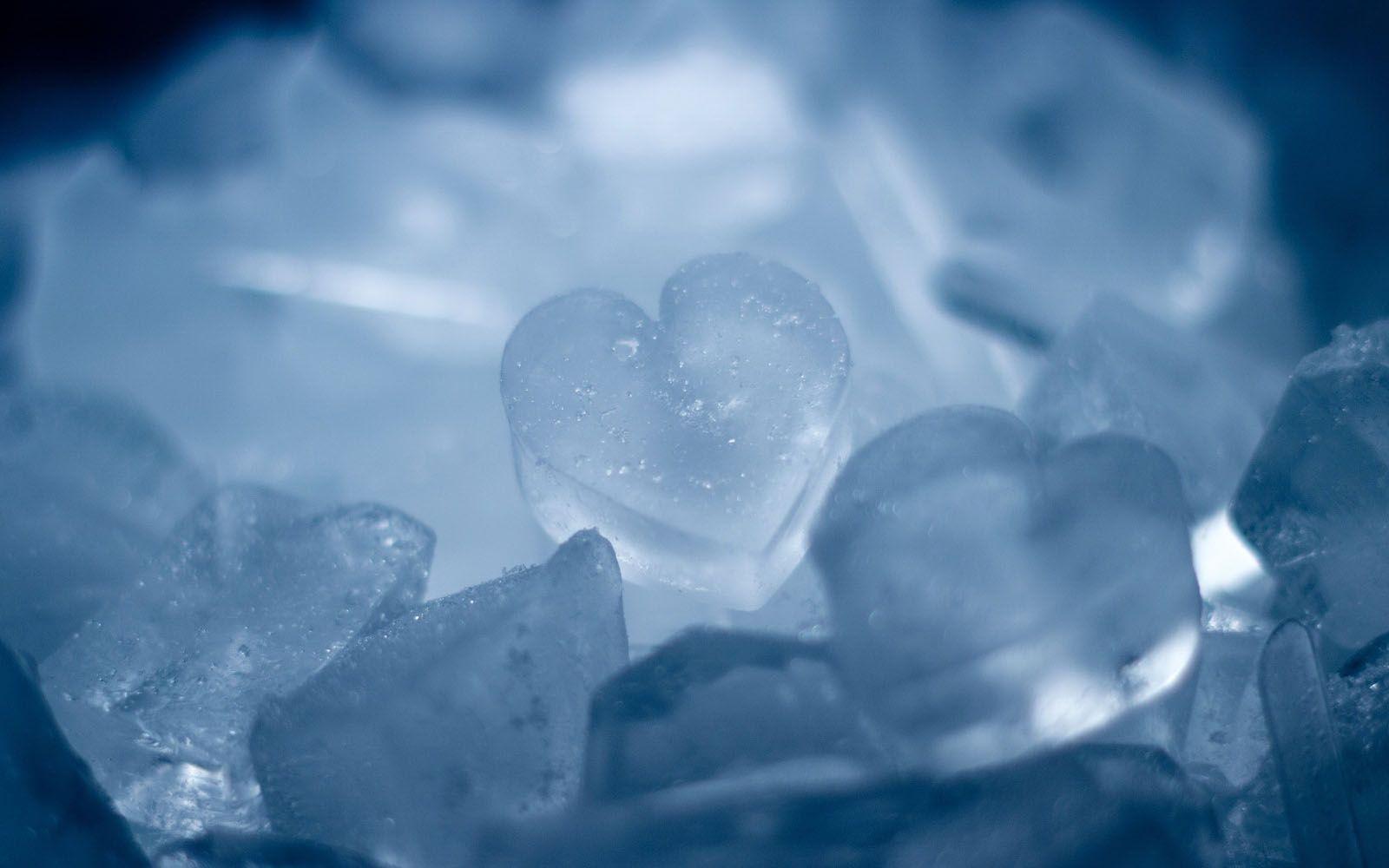 1600x1000 wallpaper: Crystal Hearts Wallpaper