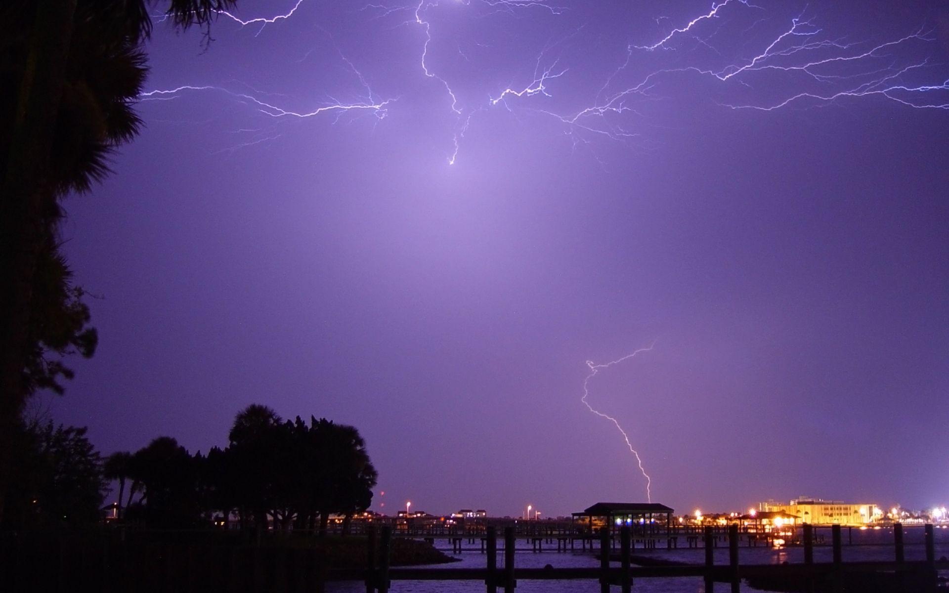 1920x1200 Lightning sky over the Daytona Beach in Florida wallpaper