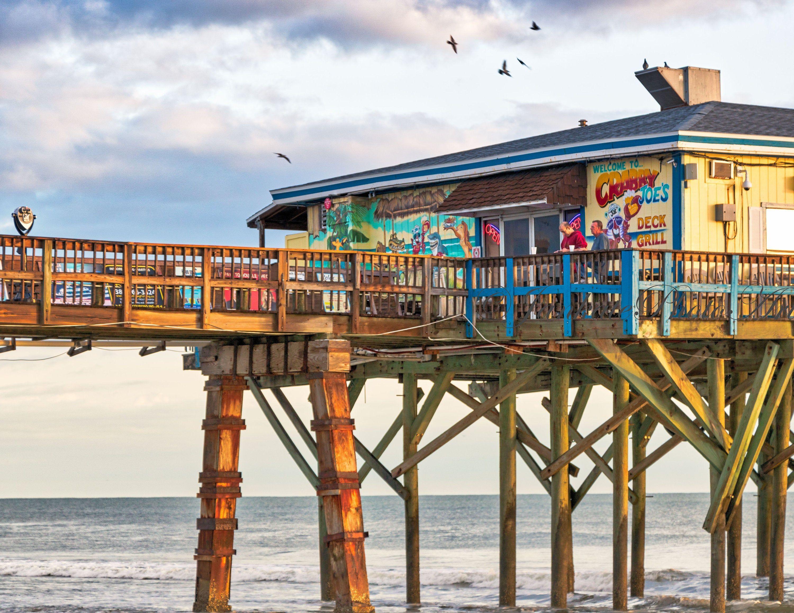 3000x2318 Crabby Joe's on Sunglow Pier, Daytona beach shores Florida