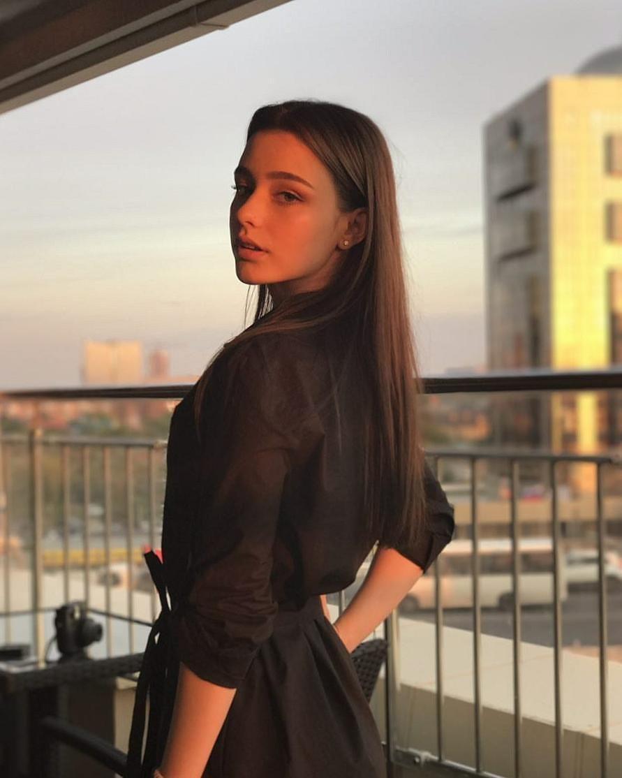891x1114 Dasha Taran