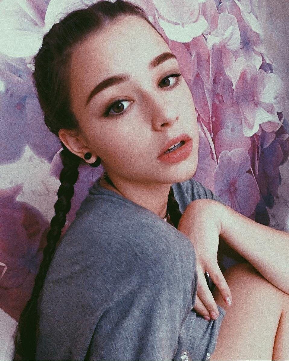 958x1197 Dasha Taran Wallpaper