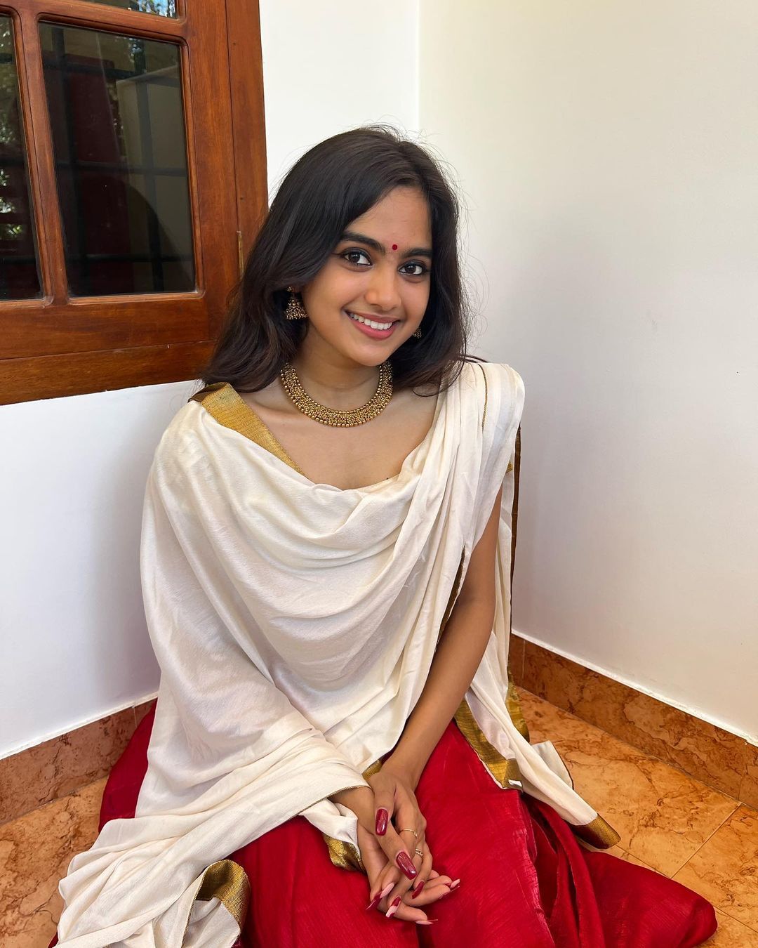 1080x1350 മഞ്ഞവെളിച്ചത്തിൽ ഹോട്ട് പോസുമായി ദേവിക സഞ്ജയ്, സൂപ്പർ ചിത്രങ്ങൾ കാണാം. Makal Movie Fame Devika Sanjay Look Hot In New Stylish Clicks