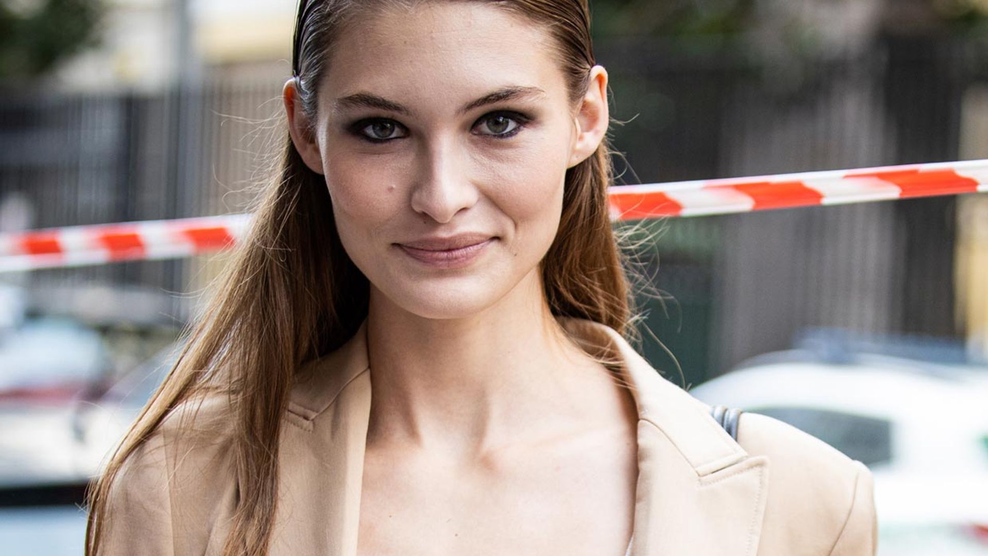 1920x1080 La supermodelo Grace Elizabeth, pura ternura con su bebé