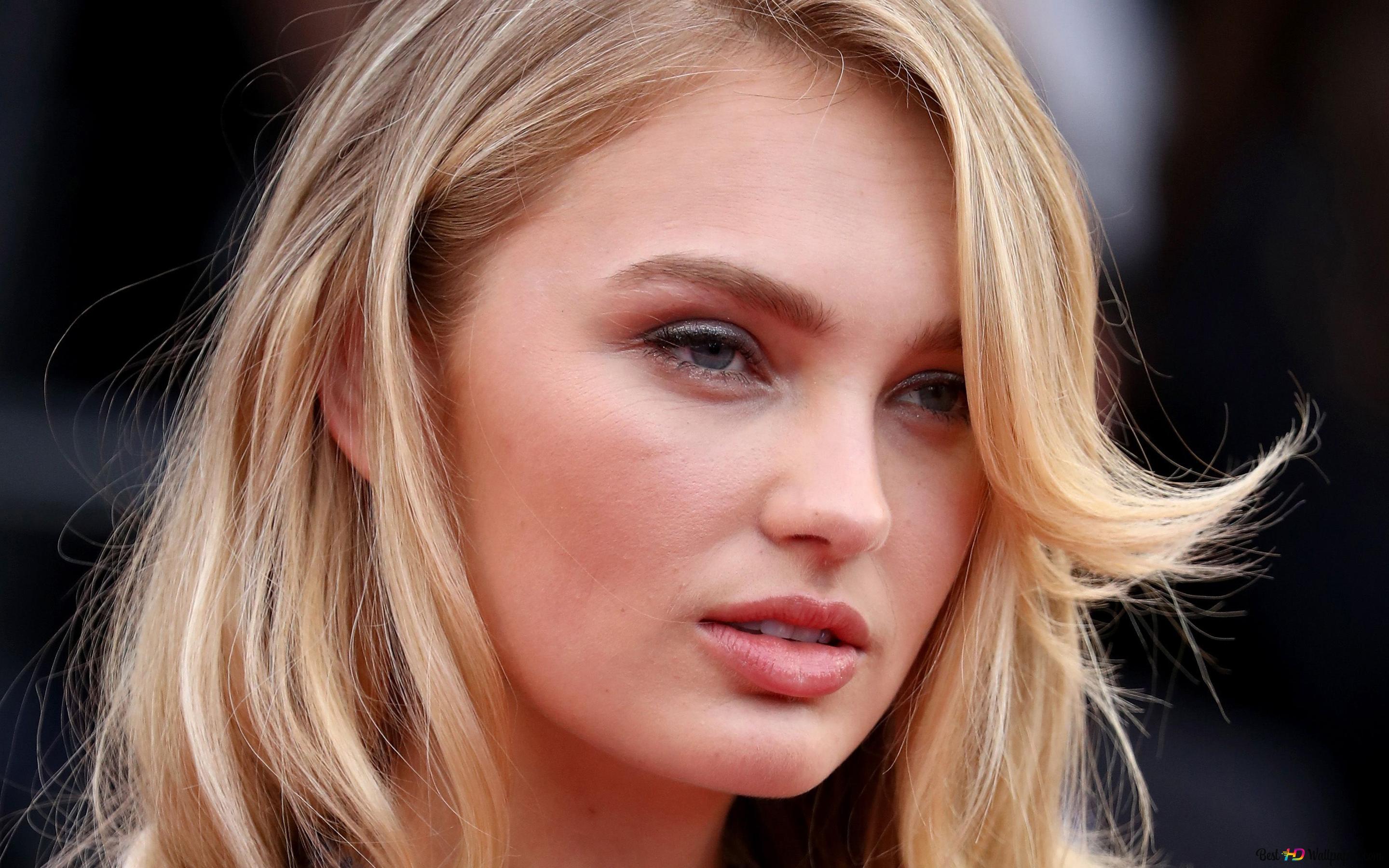 2880x1800 Romee Strijd (Face Close Up). Blonde Dutch Model 2K Wallpaper Download