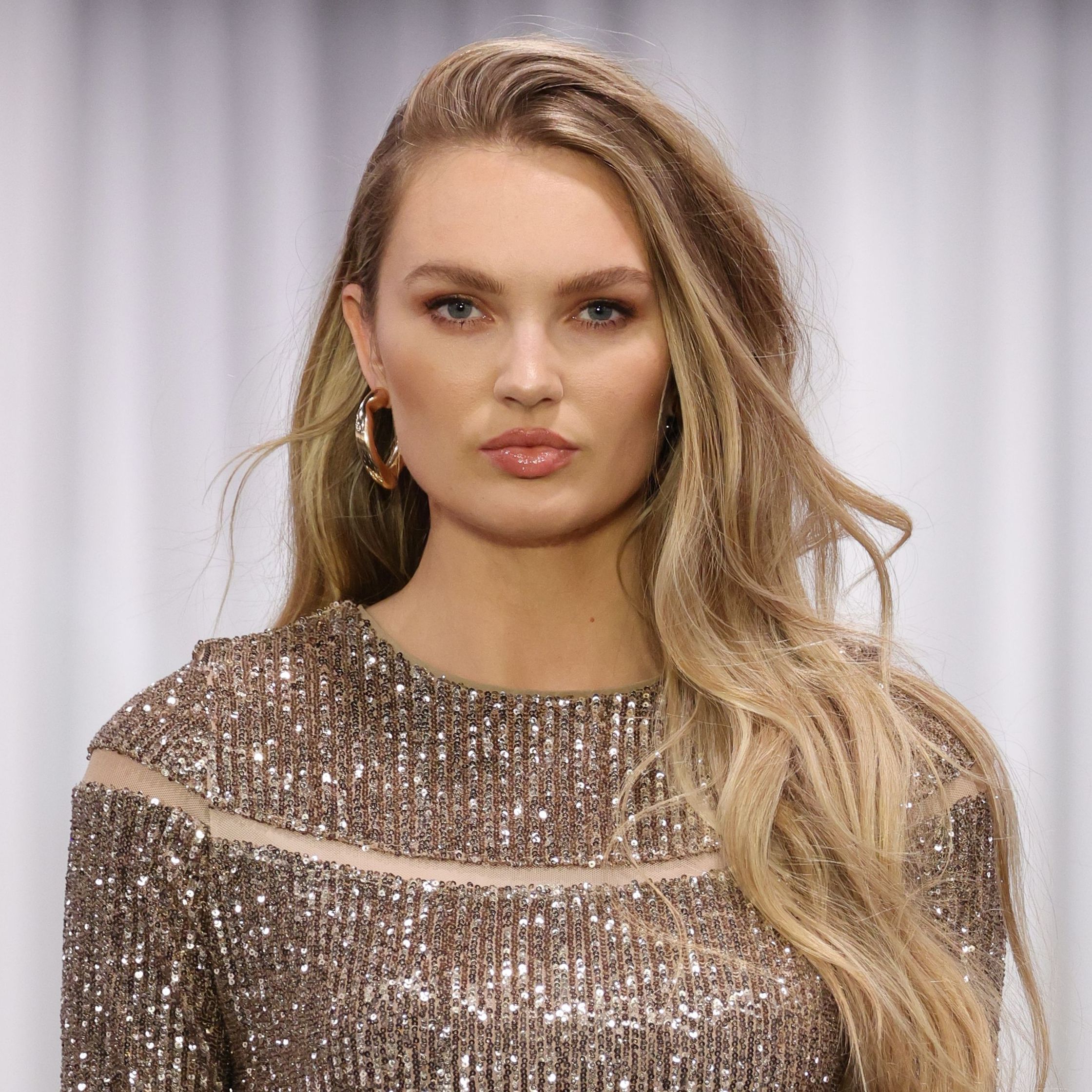 2240x2240 Romee Strijd: Das Topmodel Trägt Auf Der Berlin Fashion Week Die Perfekte Kleider Alternative Für Alle (Standesamt )Bräute
