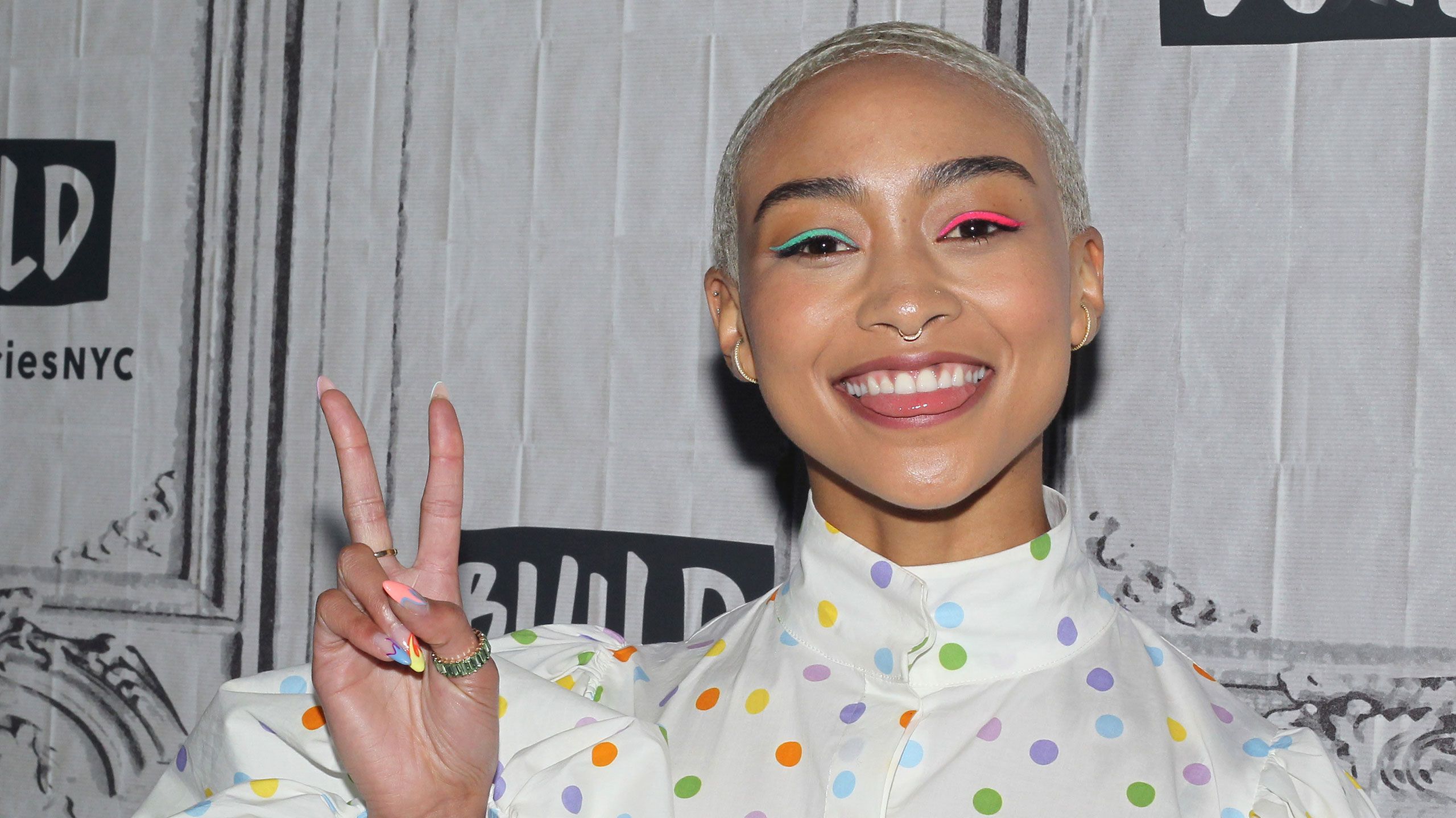 2560x1440 Tati Gabrielle of The Chilling Adventures of Sabrina Wore Two Different Colors of Eyeshadow