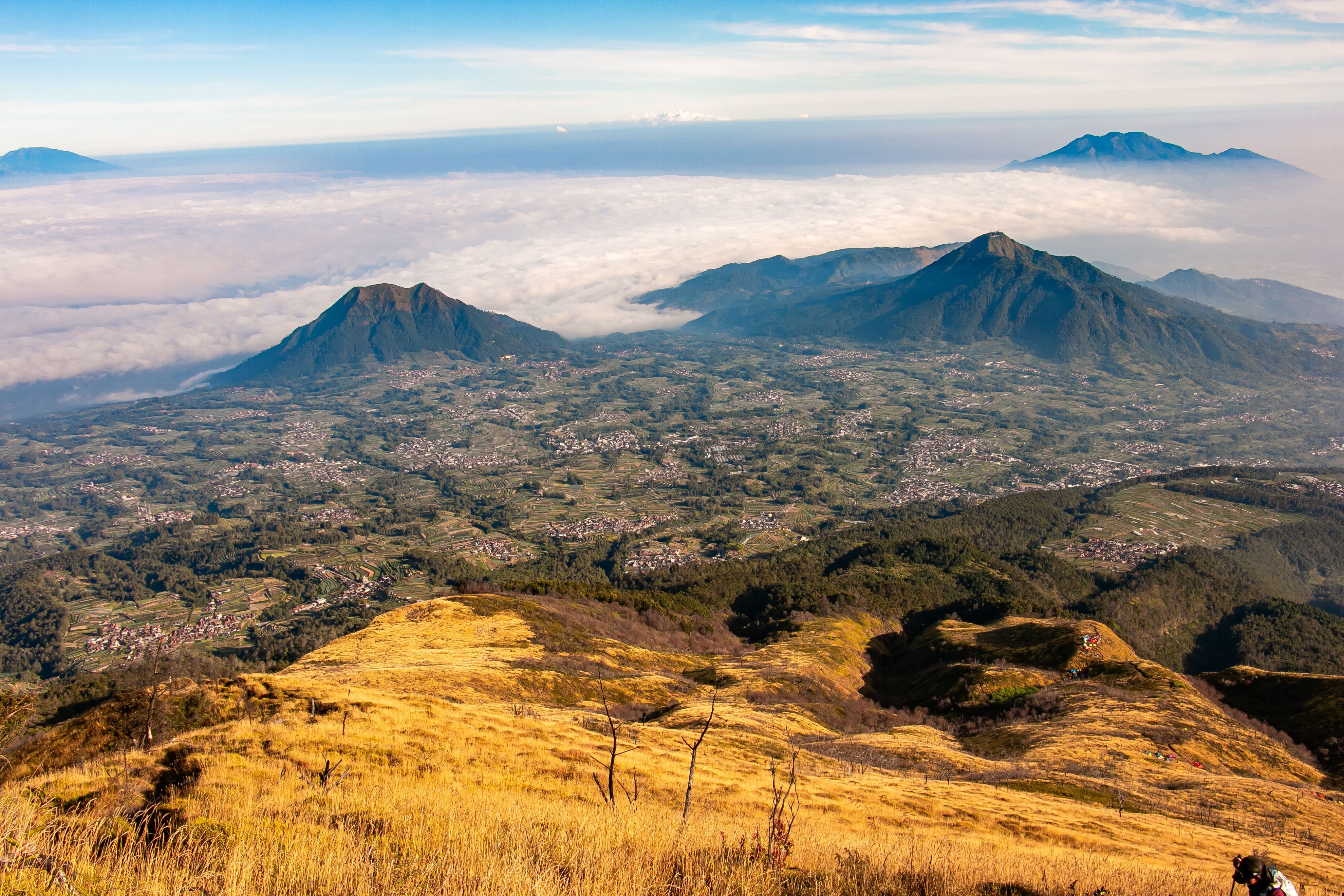 4104x2736 Scenic View of Merbabu Mountains in Indonesia · Free