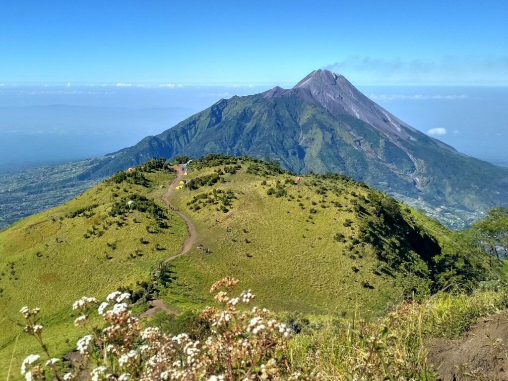 1024x768 Mount Merbabu Wallpaper