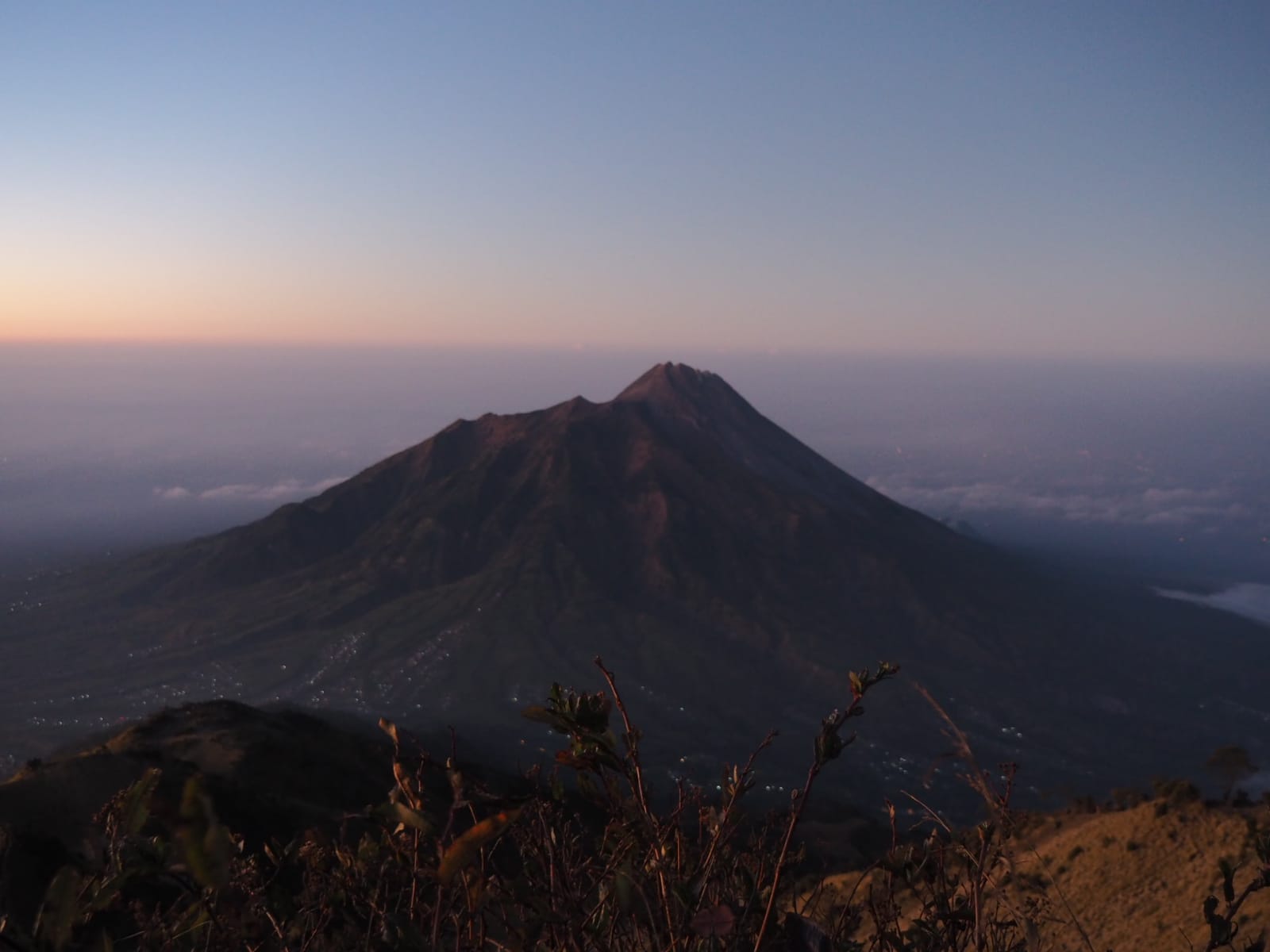 1600x1200 Mount Merbabu Wallpaper