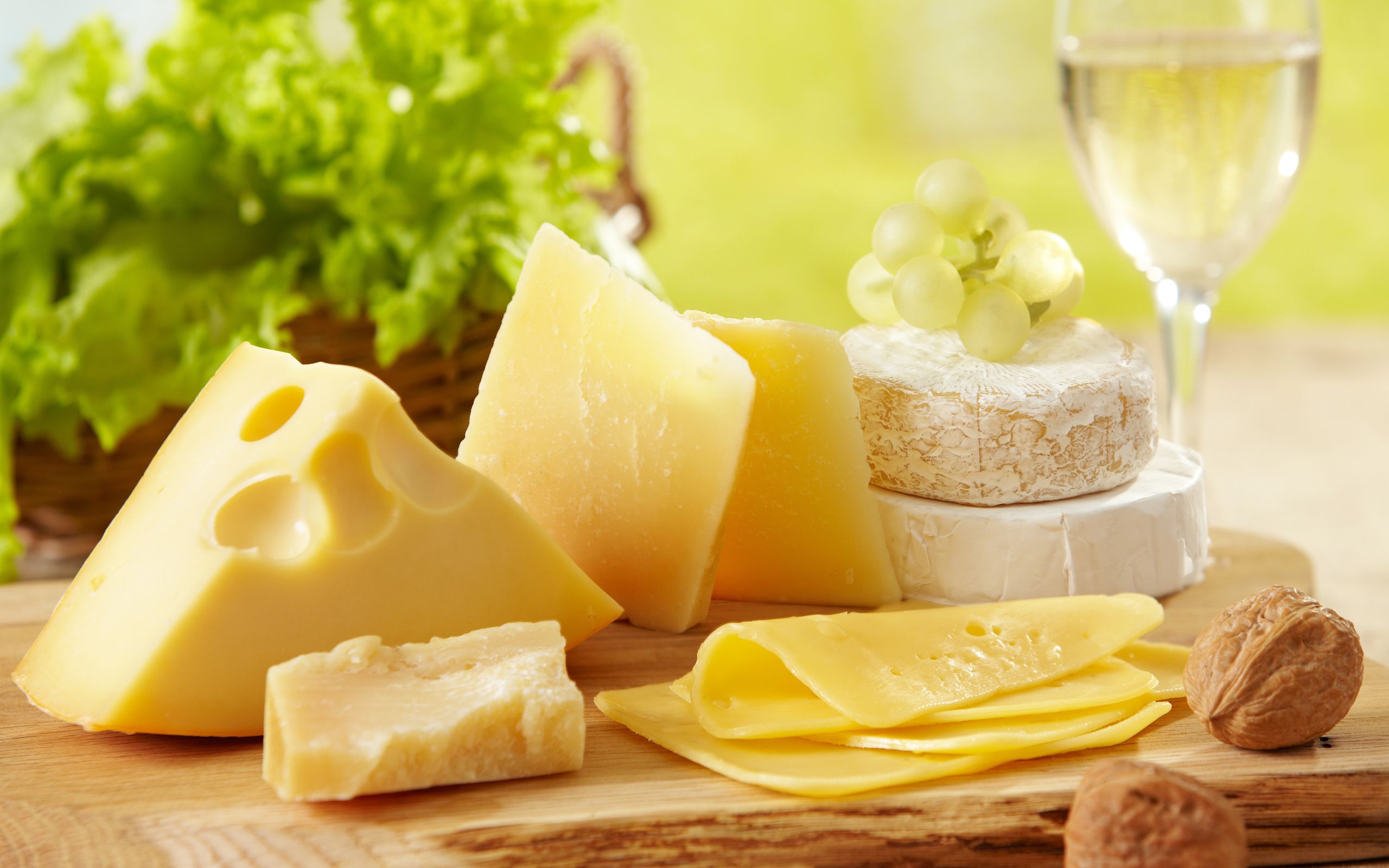 2560x1600 Delightful Cheese Spread: HD Culinary Art for Food Loversx1600