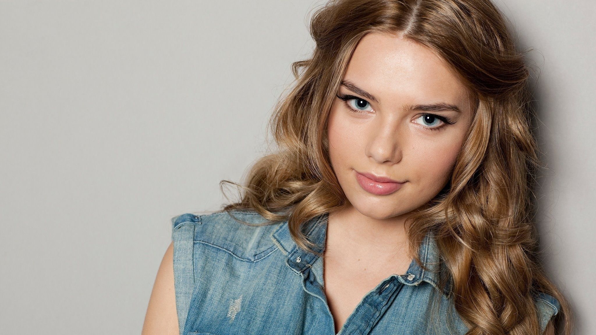 2048x1152 Indiana Evans: Stunning Aussie Actress with Mesmerizing Blue Eyes HD Wallpaperx1152