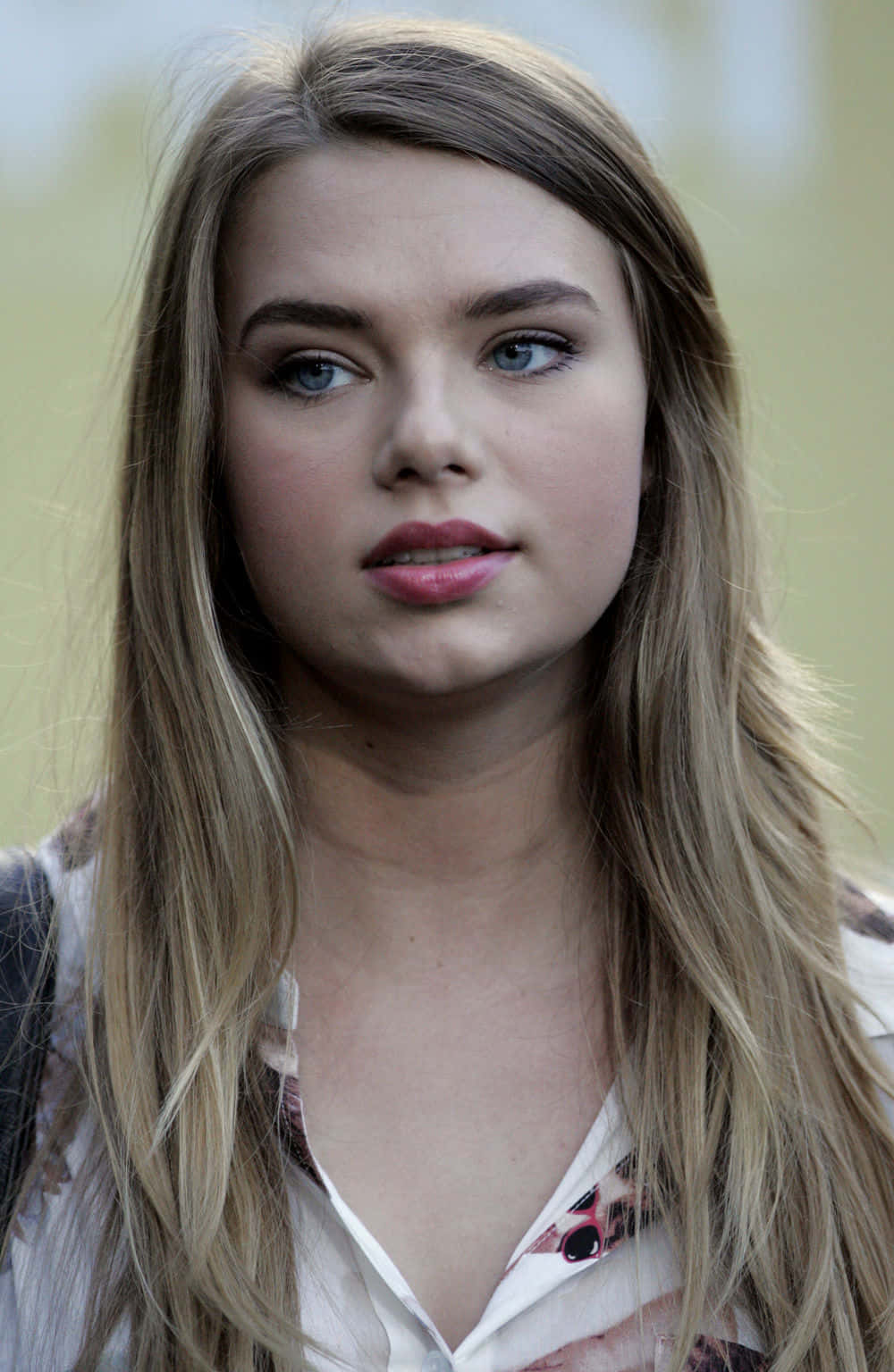 1000x1536 Download Indiana Evans, A Radiant Beauty In A Mesmerizing Pose. Wallpaper