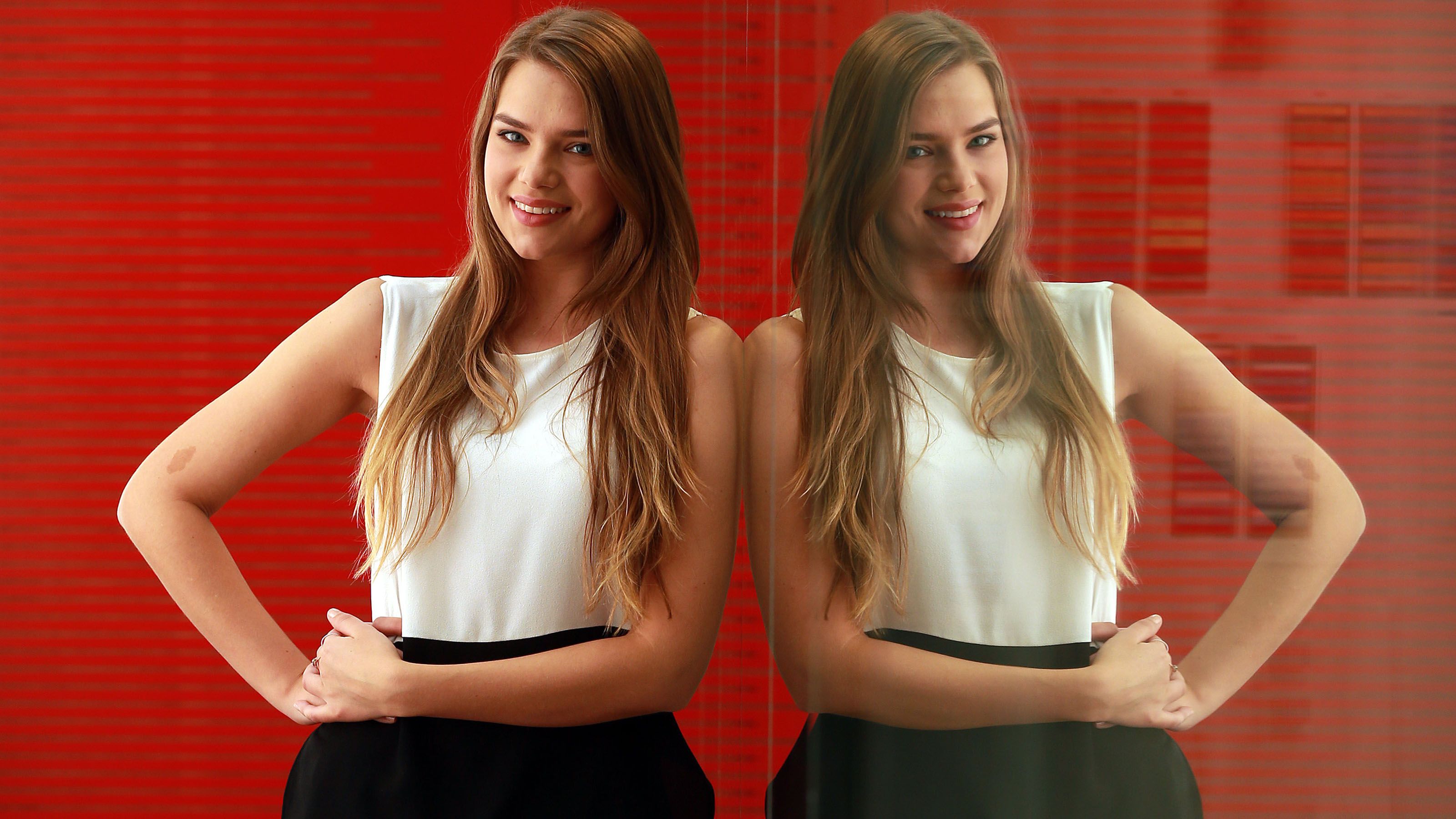 3200x1800 Phone wallpaper: Celebrity, Indiana Evans, Actress, Long Hair, Reflection, Smile 926275