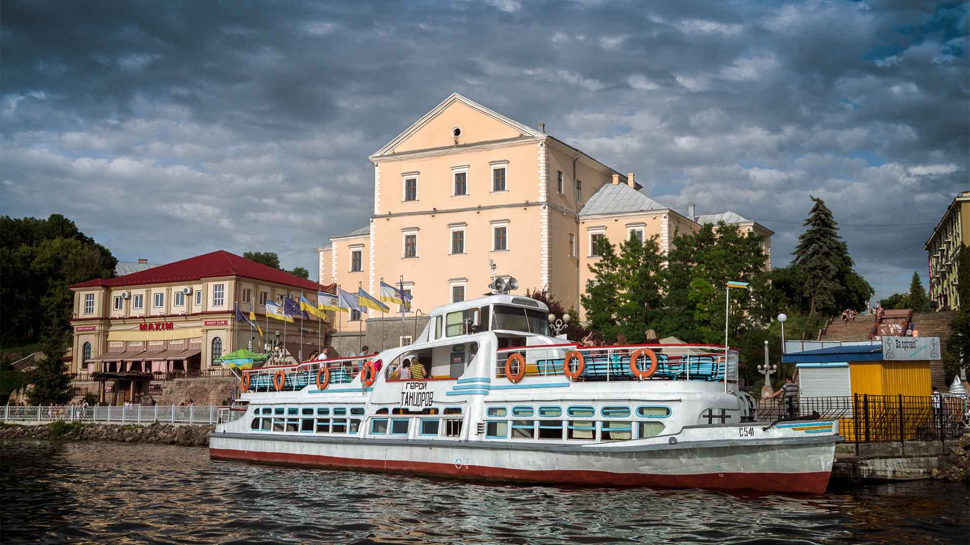 1920x1080 Ternopil: Pictureque City with a Central Lake