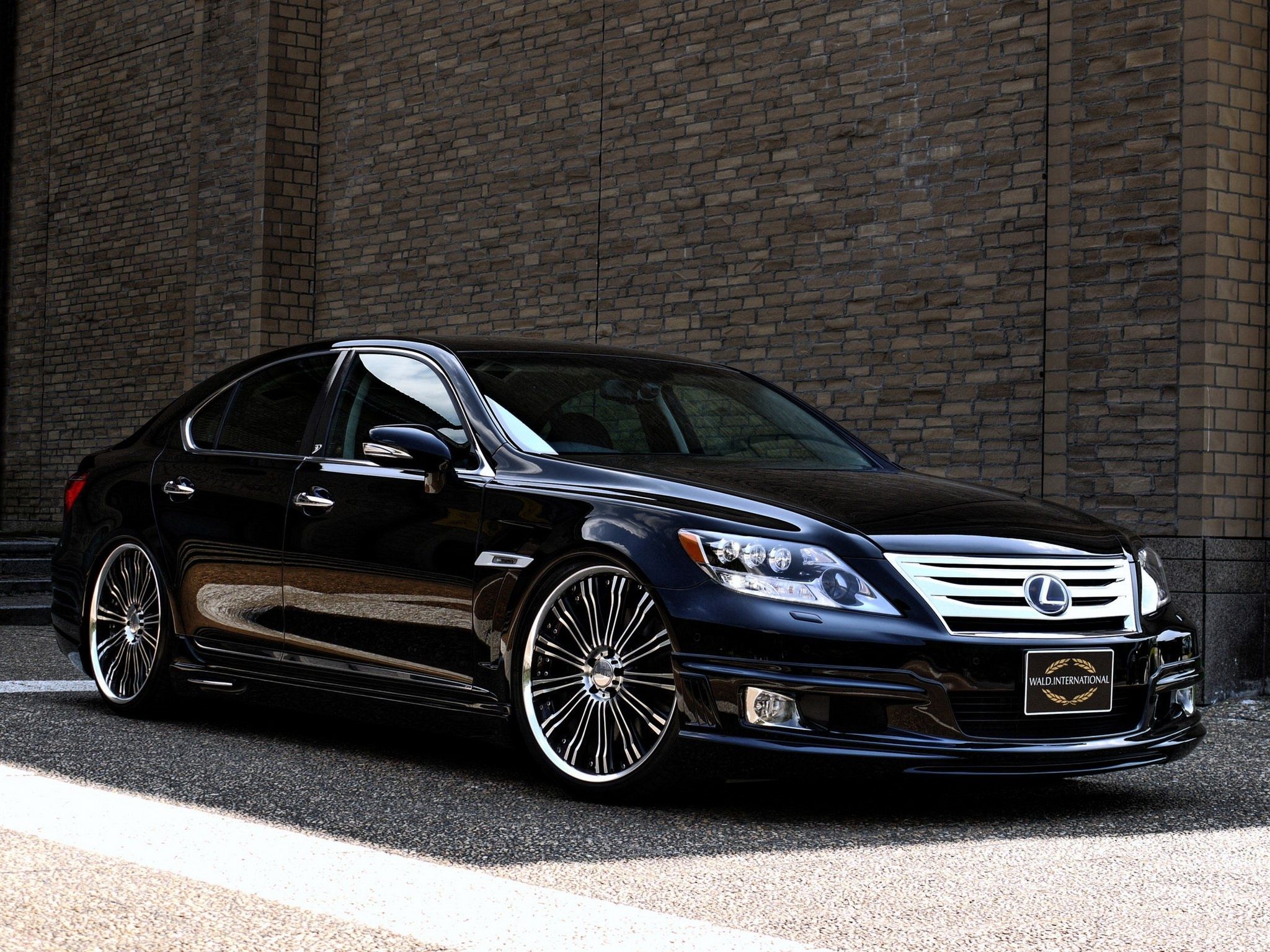 2048x1536 Lexus LS Wallpaper