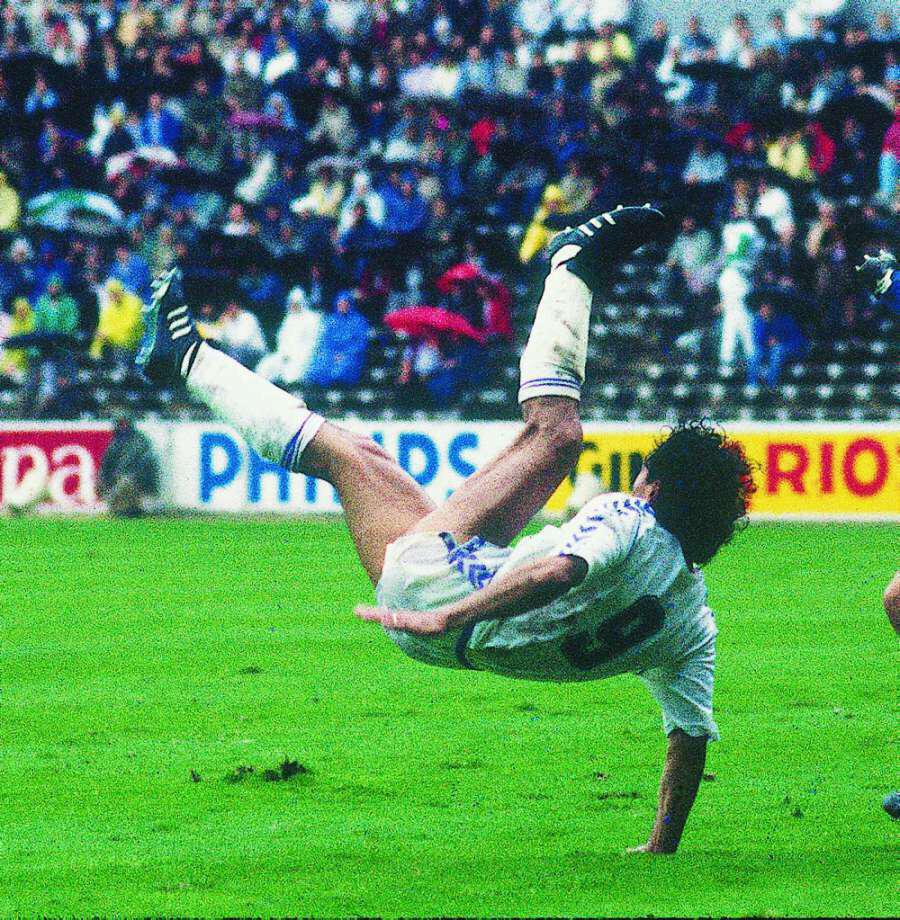 900x920 Real Madrid's Hugo Sanchez Performing An Overhead Kick 1989 90