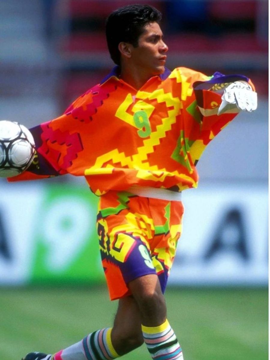 900x1200 Jorge Campos, ícono del futbol mexicano y de la moda en Paríséxico Desconocido