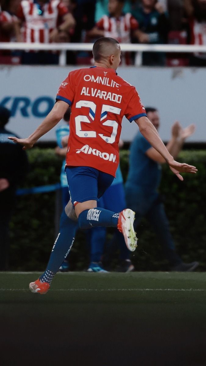 675x1200 Roberto Alvarado