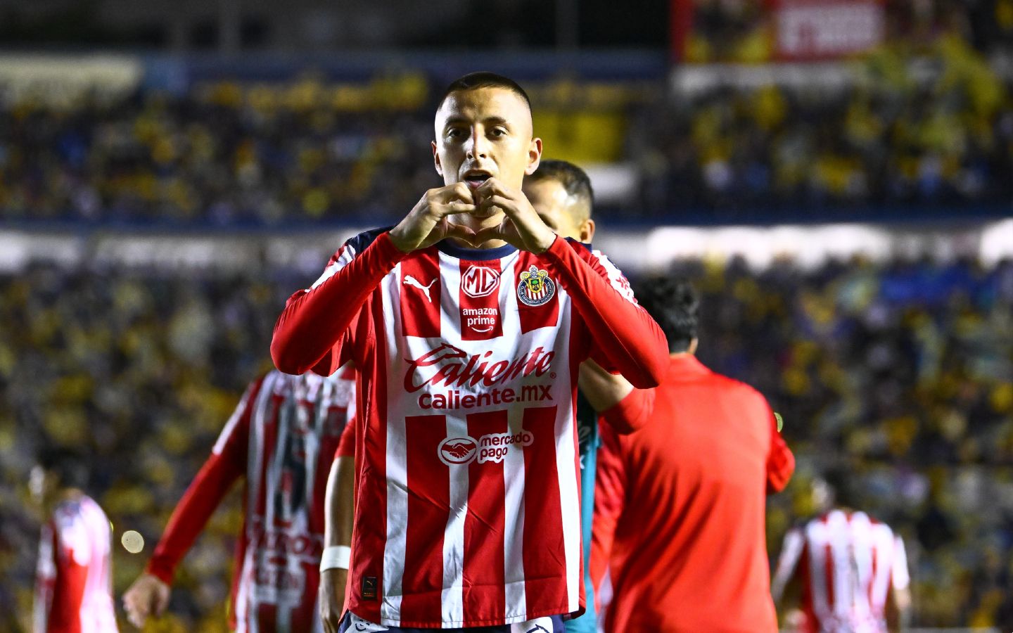 1440x900 De forma repentina, Luis Romo y Roberto Piojo Alvarado se vuelven a vestir de AZUL CELESTE con el nuevo uniforme alternativo de Chivas