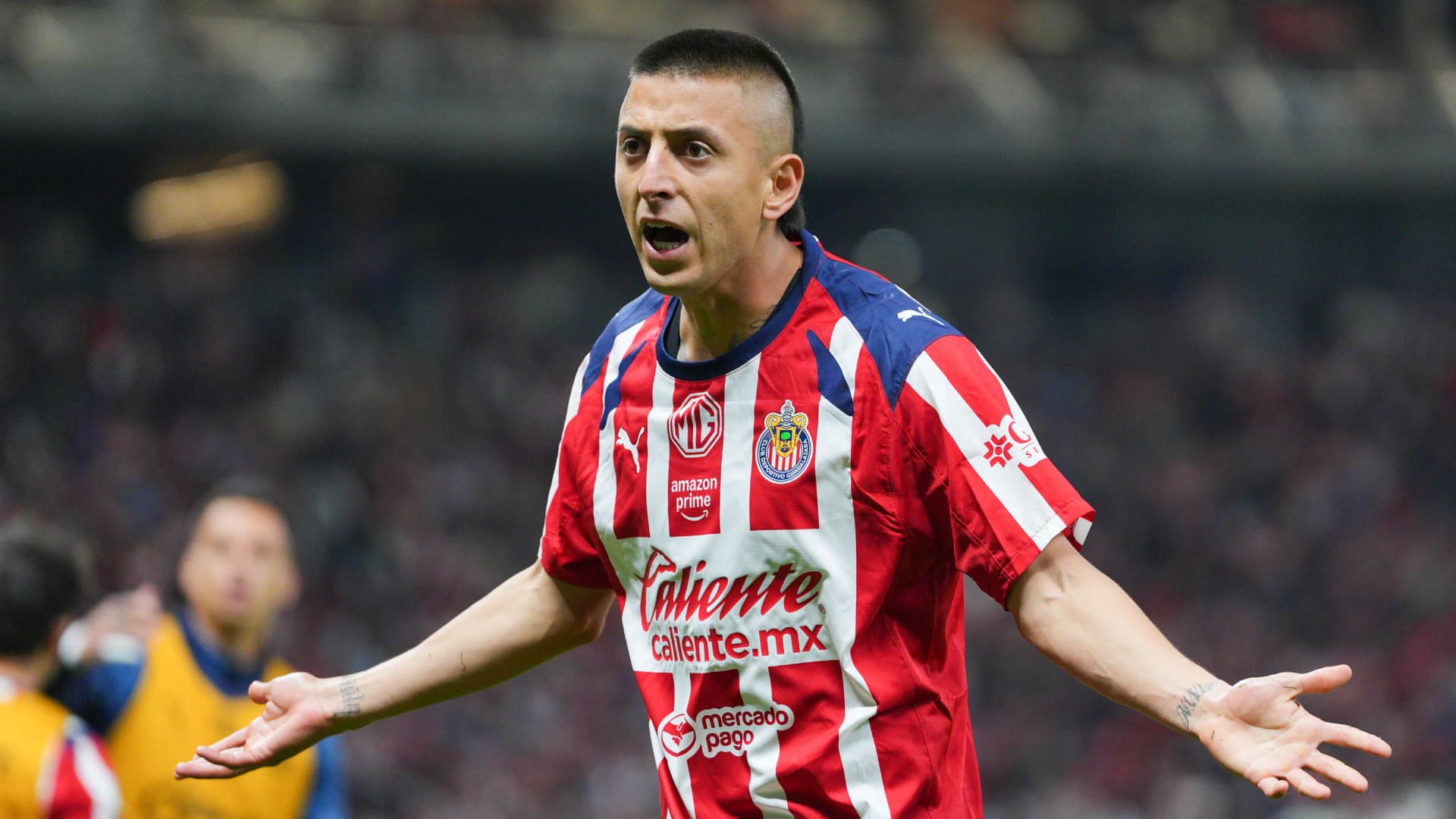 1920x1080 Chivas respalda a Roberto Alvarado con un inesperado homenaje ante las dudas de su titularidad. Nación Fútbol México