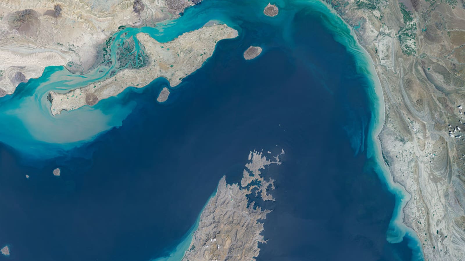 1600x900 Video shows ships turning away from the Strait of Hormuz despite Iran declaring it open
