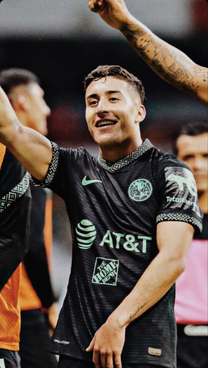 679x1200 Zendejas Wallpaper