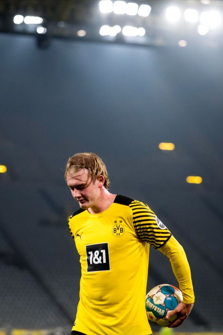 736x1104 Julian Brandt Wallpaper