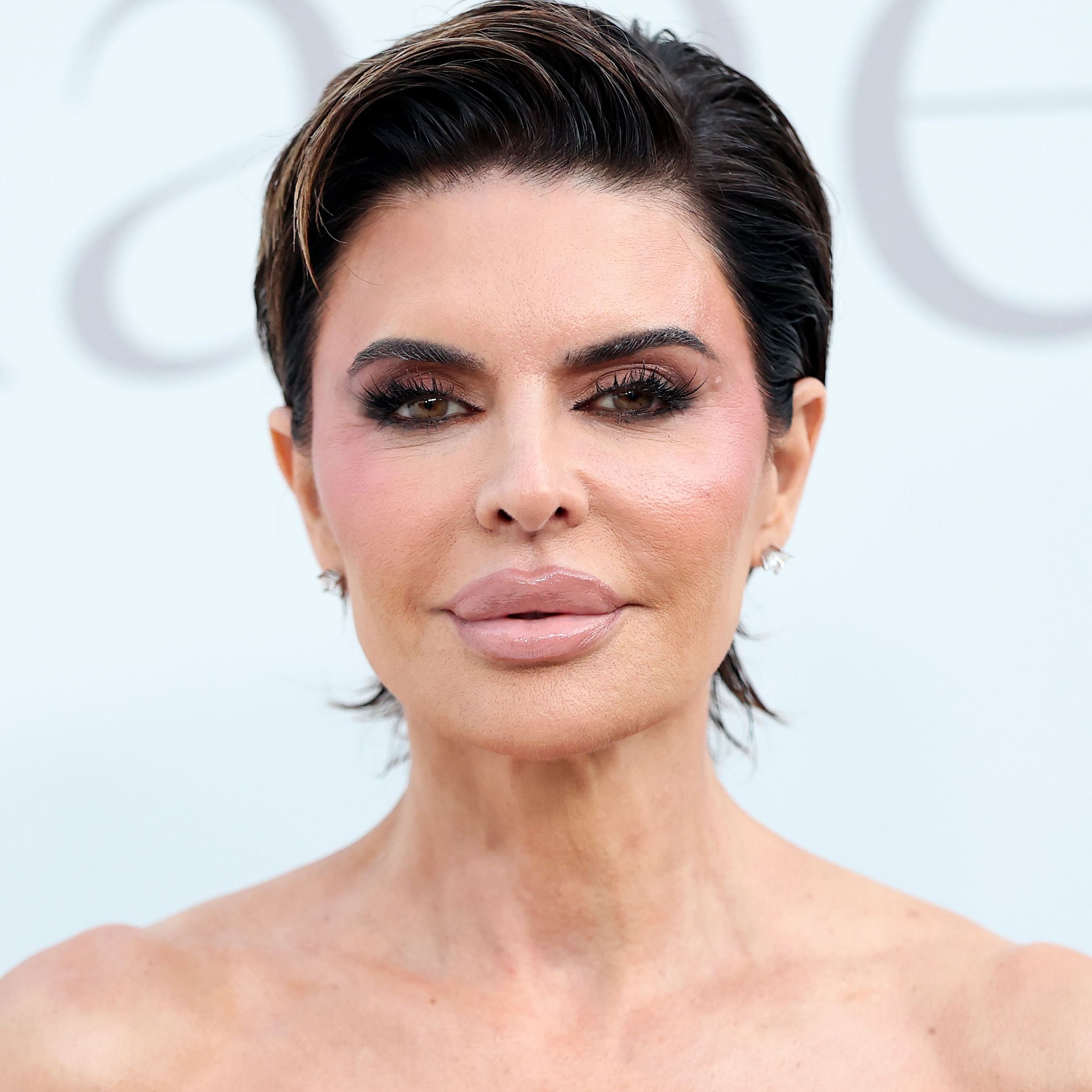 2607x2607 Lisa Rinna with Bleached Hair and Brows Is Totally Unexpected—See the Photo