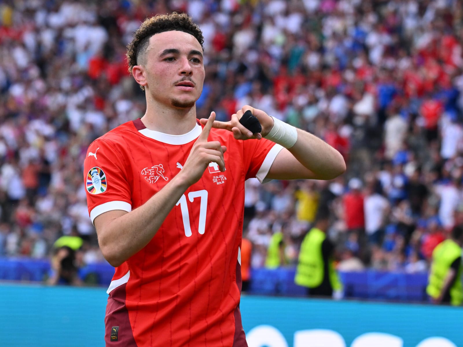 1600x1200 Watch: Vargas' fantastic strike helps Swiss eliminate reigning champions