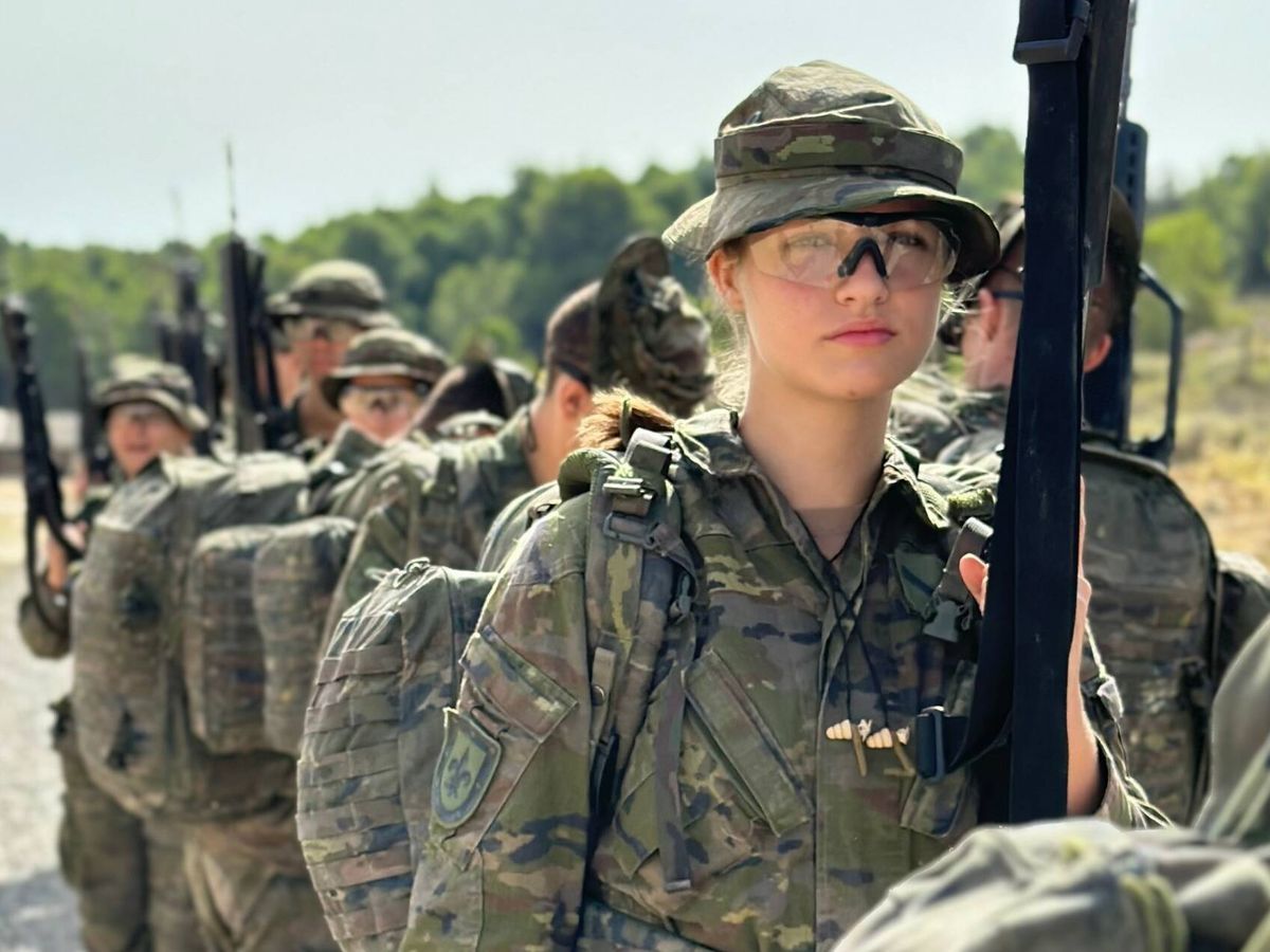 1200x900 Leonor, rifle en mano y con la cara de camuflaje: las fotos de la heredera como militar entre barro y agua