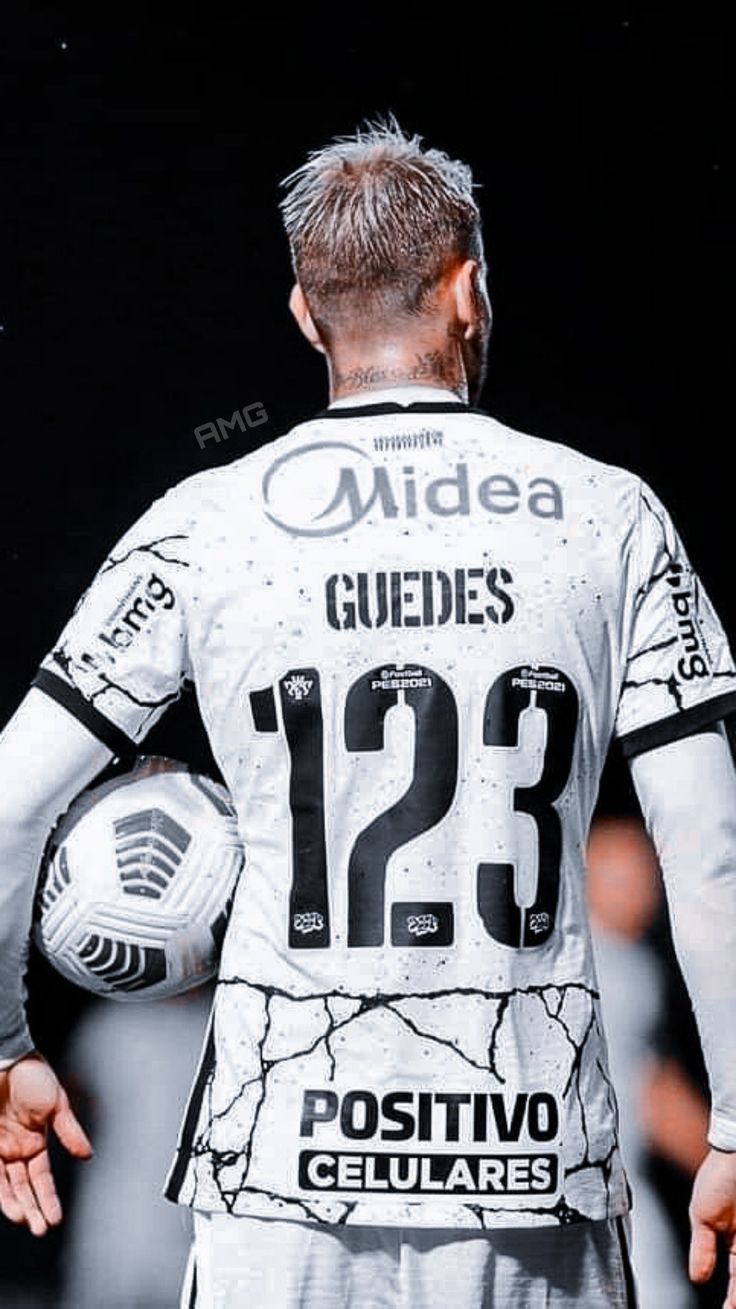 736x1309 Roger Guedes