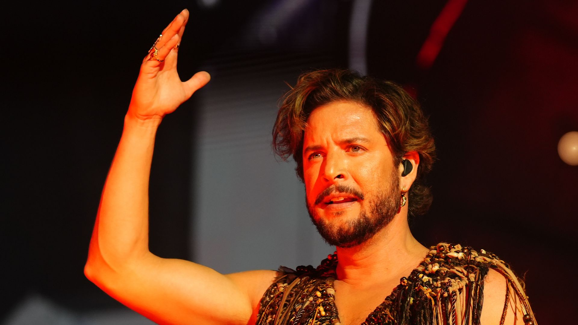 1920x1080 El susto de Manuel Carrasco: su impactante caída en pleno concierto en Huelva y su reacción